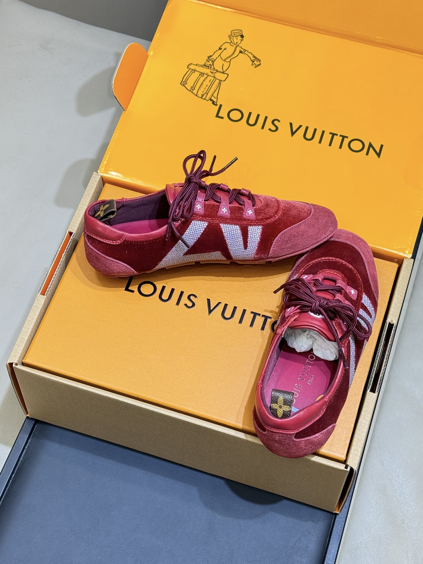 Кроссовки женские замшевые красные Louis Vuitton