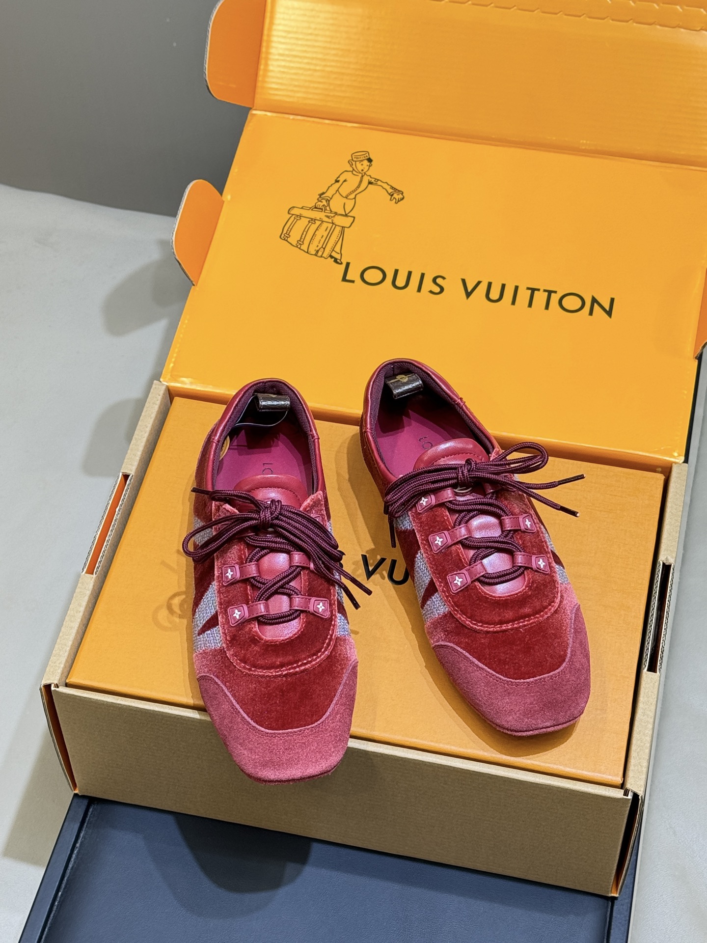 Кроссовки женские замшевые красные Louis Vuitton