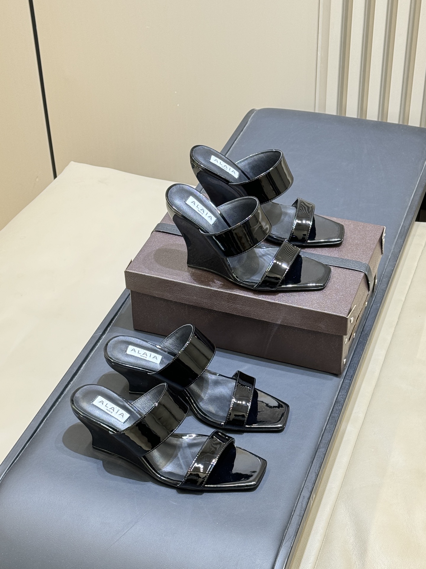 NO:724368,Top-quality ALAiAI halberd-shaped high-heeled sandals. The niche brand ALAiAI's halberd-shaped high-heeled sandals are made of dark gray suede with a delicate and low-key texture. The geometric shape of the sole is inspired by the 'halberd', which is full of art and highly recognizable! The open upper + thin strap design modifies the foot shape and is breathable. It goes well with long skirts or suits in autumn and winter, and can easily create a personalized fashion look.  size: 35-41, high heels and slippers, alaia, sandals, high heels, slippers, skirts, business suit, chamois leather19860909顶级品质 ALAiAI戟型高跟凉鞋 小众品牌ALAiAI的戟型高跟凉鞋,采用深灰麂皮,质感细腻低调.鞋底几何造型灵感源自'戟',艺术感满 满,辨识度超高!开放式鞋面+细带设计,修饰脚型 又透气,秋冬搭配长裙或西装都很出彩,轻松打造个性时尚look size:35-41,高跟鞋拖鞋,alaia,sandals,high heels,slippers,skirts,business suit,chamois leather,Women's Shoes