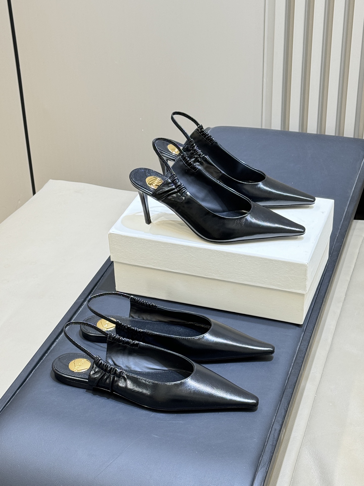 NO:887733,YSL 26c new arrival～Pointed-toe high-heeled shoes are made of high-quality calfskin, with smooth and delicate uppers and perfect texture. The pointed-toe + back strap design modifies the foot shape and is stable, and is suitable for commuting and dating. The soles are soft, so you are not tired when walking all the time, and the low-heeled design is elegant and comfortable. Paired with skirts or suit pants, you can easily create a high-end look for the workplace or daily life. It is a versatile artifact for elegant girls. Size: 35-41 (40.41 customization is non-refundable), sandals, saint  laurent,sandals,high heels,skirts,business suit,cowhide19860909YSL 26c new arrival～尖头高跟鞋 选用优质小牛皮,鞋面光滑细腻,质感满分.尖头+后绊带设计,修饰脚型又稳固,通勤约会都很适合.鞋底柔软,时间走路也不累,低跟设计优雅又舒适.搭配裙装或西装裤,轻松打造职场或日常高级感穿搭,是气质女生的百搭神器 size:35-41（40.41定制不退换）,凉鞋,saint laurent,sandals,high heels,skirts,business suit,cowhide,Women's Shoes