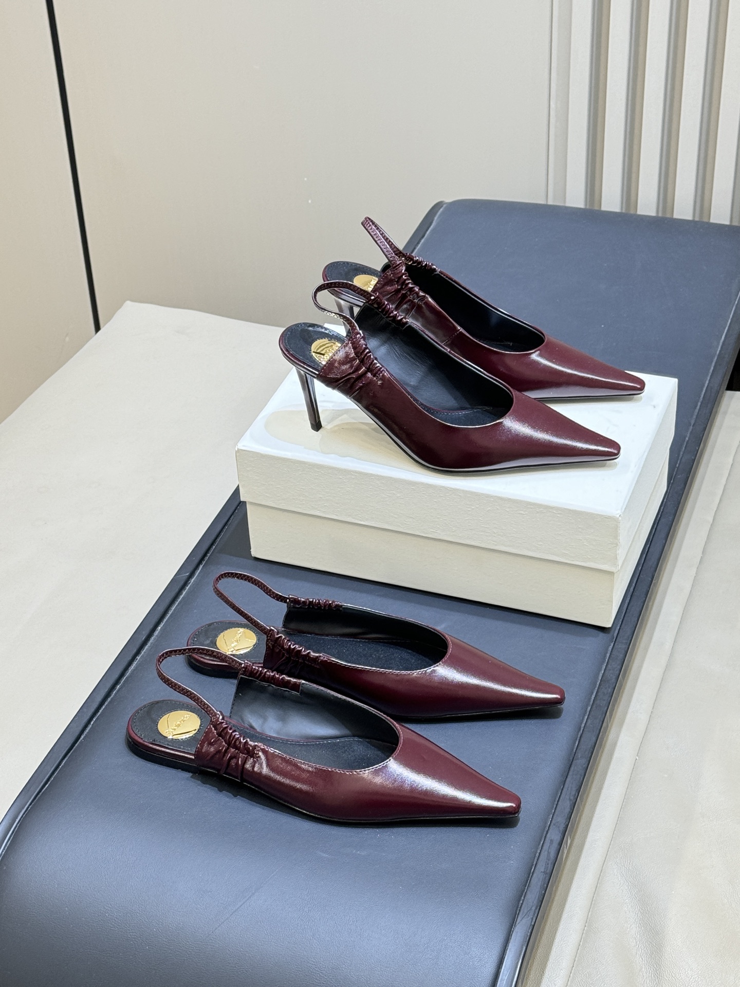 NO:724352,Top quality YSL 26c new arrival ~ Pointed-toe high-heeled shoes made of high-quality calfskin, the upper is smooth and delicate, and the texture is perfect. The pointed-toe + back strap design modifies the foot shape and is stable, and is suitable for commuting and dating. The soles are soft, so you are not tired when walking, and the low-heeled design is elegant and comfortable. Paired with skirts or suit pants, you can easily create a high-end look for the workplace or daily life. It is a versatile artifact for elegant girls. Size: 35-41, sandals, saint laurent, sandals, high  heels,skirts,business suit,cowhide19860909顶级品质 YSL 26c new arrival～尖头高跟鞋 选用优质小牛皮,鞋面光滑细腻,质感满分.尖头+后绊带设计,修饰脚型又稳固,通勤约会都很适合.鞋底柔软,时间走路也不累,低跟设计优雅又舒适.搭配裙装或西装裤,轻松打造职场或日常高级感穿搭,是气质女生的百搭神器 size:35-41,凉鞋,saint laurent,sandals,high heels,skirts,business suit,cowhide,Women's Shoes