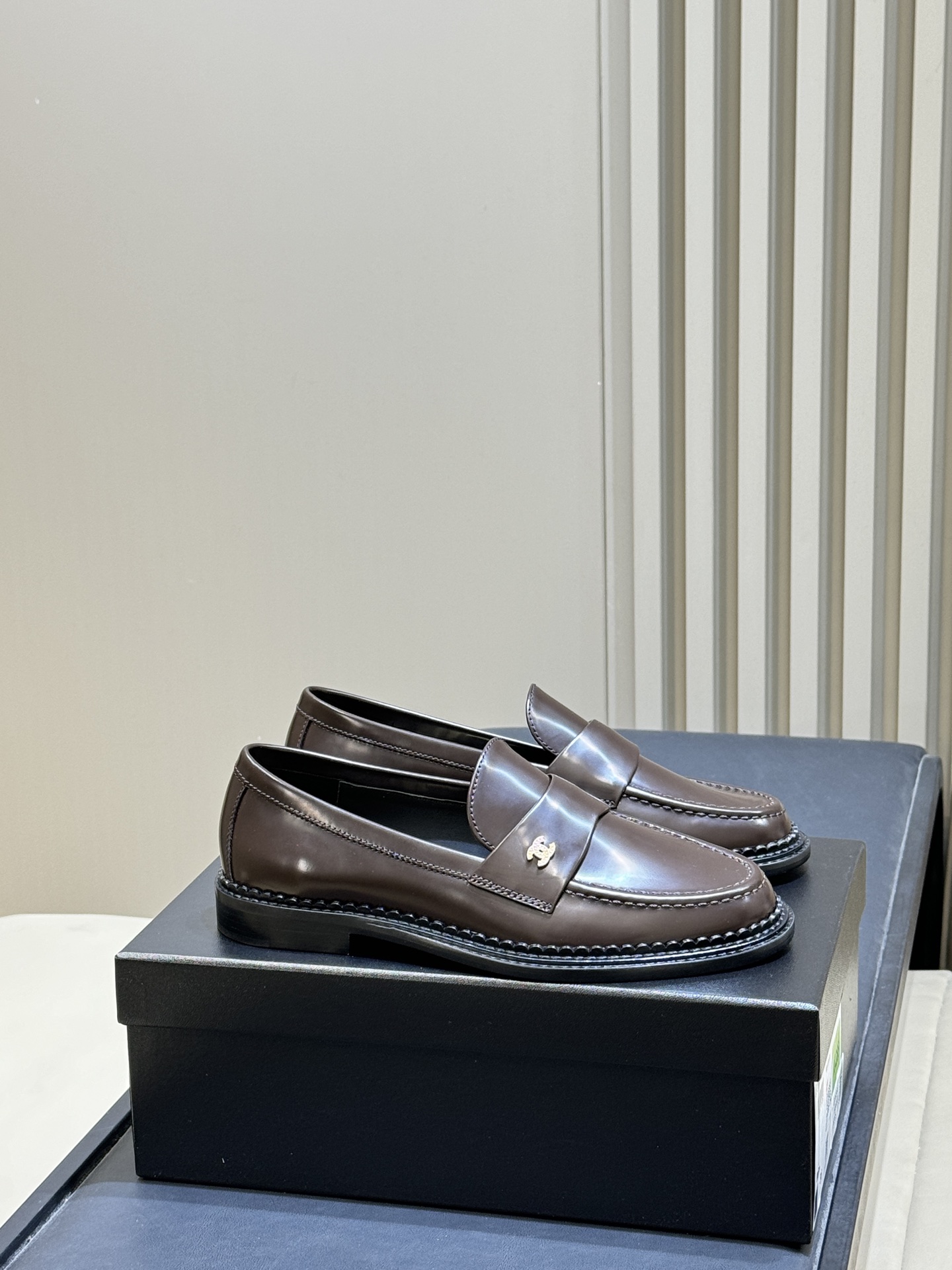 NO:724356,Chanel 26c new arrival from Wanguan ~ Loafers Xiaoxiang's loafers are made of high-quality leather, with fine texture, smooth and textured uppers, and classic metal double C logo, making the brand highly recognizable!  Flat design + exquisite stitching, comfortable and durable, can be easily used for daily commuting or leisure. Loafers are simple and elegant, versatile and easy to hold, whether it is jeans or suit trousers, elegant and casual style can be easily obtained size: 35-40, loafers, chanel, loafers, jeans, business suit19860909莞产 chanel 26c new arrival~乐福鞋 小香这款乐福鞋,选用优质皮革,质感细腻,鞋面光滑有质感,搭配经典金属双C标志,品牌辨识度超高！平底设计+精致缝线,舒适又耐用,日常通勤或休闲都能轻松驾驭.乐福鞋简约大方,百搭不挑人,无论牛仔裤还是西装裤都能轻松hold住,优雅随性风格轻松get size:35-40,乐福鞋,chanel,loafers,jeans,business suit,Women's Shoes