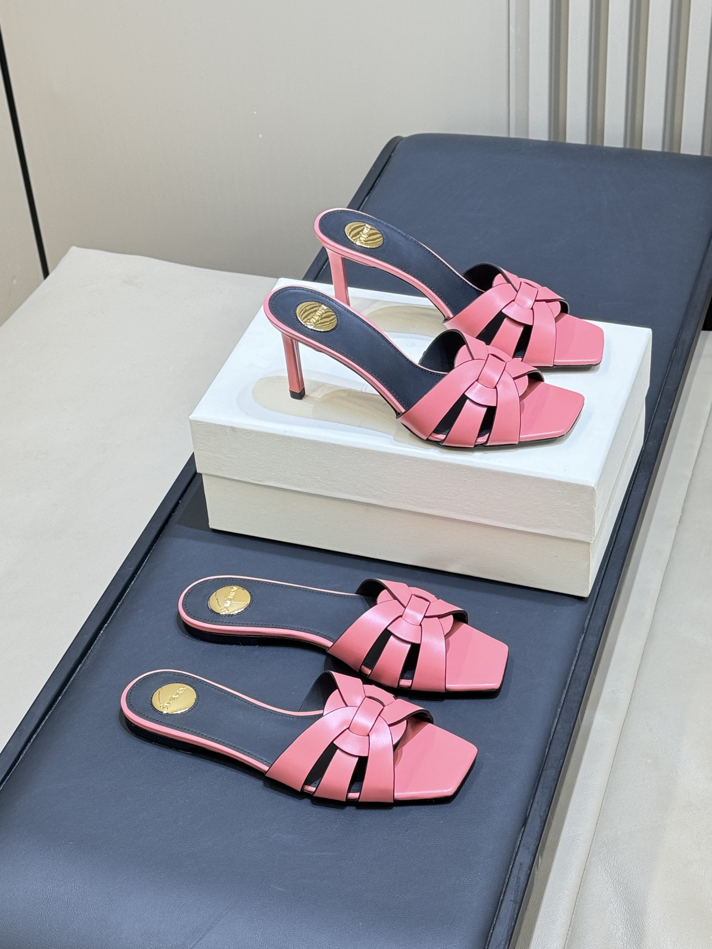 NO:750413,Flat high heels YSL 26ss new arrival~ Saint Laurent 2026 spring and summer new products | woven sandals. This small square toe hollow woven sandals continue the classic design!  French elegance and simplicity. Super comfortable for daily wear. The insole is decorated with the brand's metal logo. The details are perfect and can easily enhance the look whether paired with skirts or trousers. It is a versatile fashion item in summer!  The upper is made of imported calf patent leather, the sole is Italian leather outsole, heel height: flat 7.5cm, size: 35-42 (40 41 42 customized, non-returnable), slippers, saint laurent, saint laurent, slippers, skirts, Leather soles19860909平底 高跟 YSL 26ss new arrival～ Saint Laurent 2026春夏新品｜编织凉拖 这款小方头镂空编织凉拖,延续了经典设计！ 法式优雅又简约.日常外穿超舒适,鞋垫饰有品牌金属标志,细节满分无论搭配裙装还是裤装都能轻松提升造型感,是夏季百搭时尚单品！ 鞋面采用进口小牛漆皮 鞋底意大利真皮大底 跟高: 平底 7.5cm size:35-42 (40 41 42订制不退换）,拖鞋,saint laurent,saint laurent,slippers,skirts,Leather soles,Women's Shoes