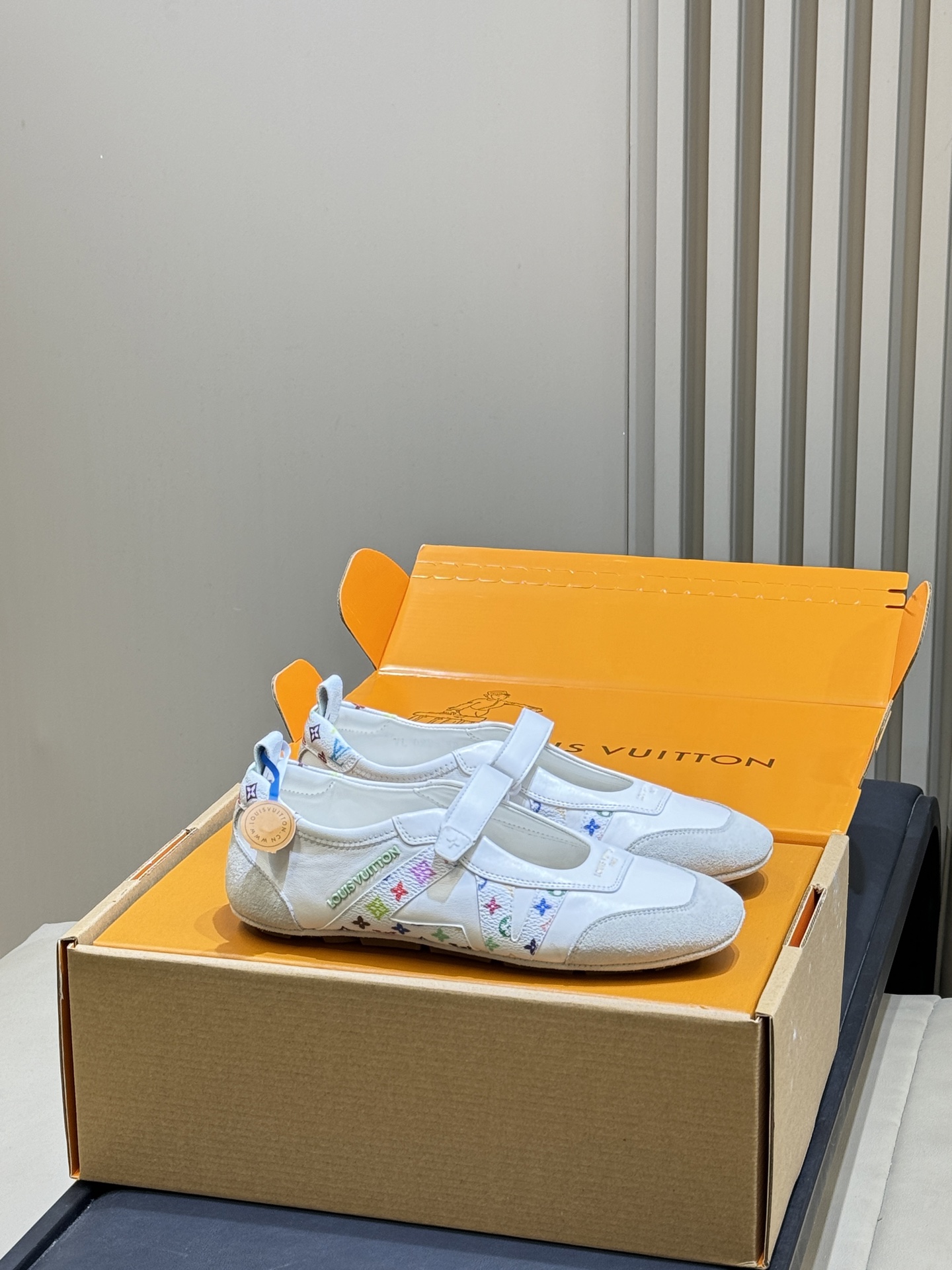 NO:747229,Top quality LV ss26 new arrival～casual Velcro sandals, they are so pretty too, jade green, taro purple, khaki and pink, oh my god they are all in such magical colors, they are so catchy, I want every color!  The lambskin upper is very soft, and the sole is a new flower that bloomed this year. It is very beautiful and very durable!  size 35-41,casual shoes/sports shoes,louis vuitton,sandals,sneakers,sheepskin19860909顶级品质 LV ss26 new arrival～休闲魔术贴凉鞋 也太好看了吧,玉绿色、香芋紫、卡其配粉,妈呀都是些什么神仙配色啊,太抓人了,每个配色都想要！ 小羊皮哦鞋面特别软,鞋底是今年新开的底花很漂亮,很耐穿的感觉！ size 35-41,休闲鞋/运动鞋,louis vuitton,sandals,sneakers,sheepskin,Women's Shoes