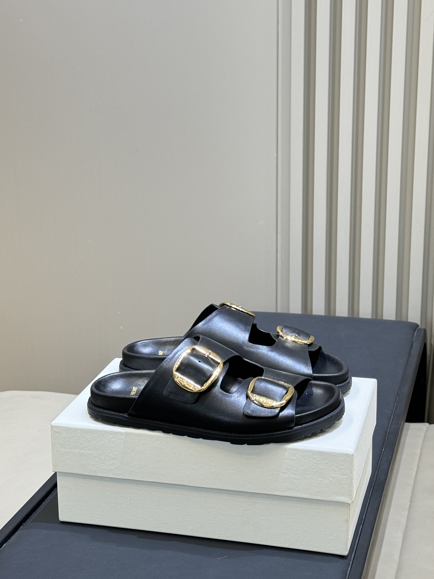 NO:887774,YSL 26ss new arrival～Double-button Birkenstock slippers Saint Laurent slippers, simple and high-end!  The thick sole design quietly increases the height, making it super comfortable to walk and not tiring even if you wear it for a long time. The double buckle is adjustable and fits the shape of the foot. The black rubber sole is wear-resistant and non-slip. It is OK for daily outings and vacations. Whether it is paired with a skirt or casual pants, it can easily create a fashionable atmosphere. It is a versatile item in summer!  size: 35-40 (40 customized, non-refundable), slippers, saint laurent, saint laurent, slippers, skirts19860909YSL 26ss new arrival～双扣勃肯拖鞋 Saint Laurent拖鞋,简约又高级！厚底设计悄悄增高,走路超舒适,长时间穿也不累.双扣可调节,贴合脚型,黑色橡胶鞋底耐磨防滑,日常出街、度假都OK～无论搭裙装还是休闲裤,轻松打造时髦氛围感,是夏季百搭神器！ size:35-40（40定制不退换）,拖鞋,saint laurent,saint laurent,slippers,skirts,Women's Shoes