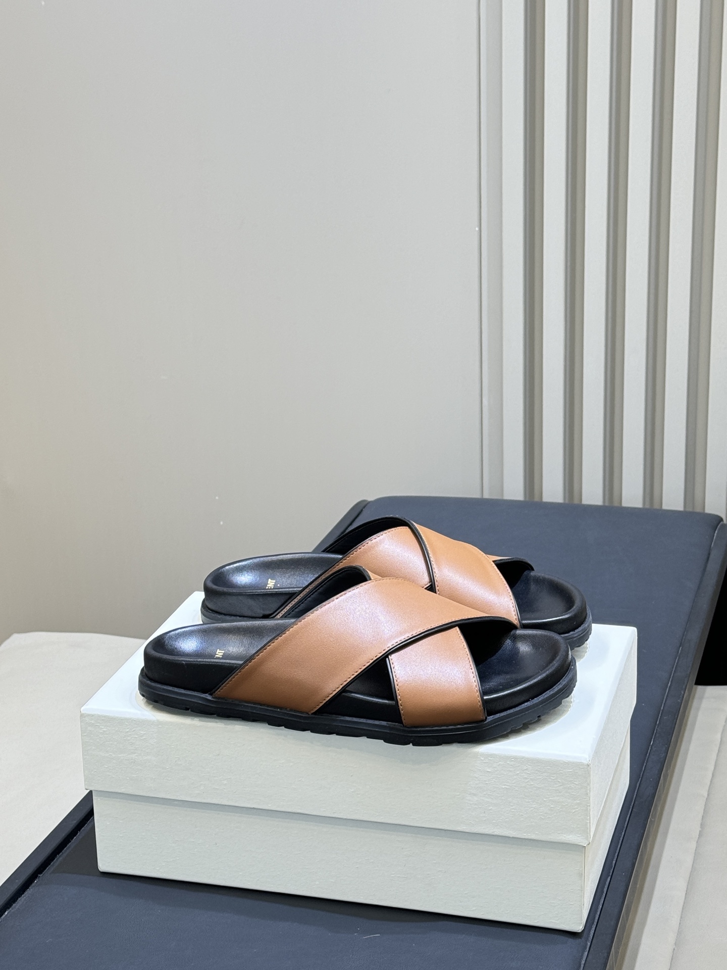 NO:747238,Top quality YSL 26ss new arrival～cross-strap slippers Saint Laurent slippers, simple and high-end!  The thick sole design quietly increases the height, making it super comfortable to walk and not tiring even if worn for a long time. The simple crossover design is fashionable and comfortable, and fits the shape of the foot. The black rubber sole is wear-resistant and non-slip. It is OK for daily outings and vacations. Whether it is paired with a skirt or casual pants, it can easily create a fashionable atmosphere. It is a versatile item in summer!  size:35-40,slippers,saint laurent,saint laurent,slippers,skirts19860909顶级品质 YSL 26ss new arrival～交叉带凉拖 Saint Laurent拖鞋,简约又高级！厚底设计悄悄增高,走路超舒适,长时间穿也不累.简约交叉设计,时尚又舒适,贴合脚型,黑色橡胶鞋底耐磨防滑,日常出街、度假都OK～无论搭裙装还是休闲裤,轻松打造时髦氛围感,是夏季百搭神器！ size:35-40,拖鞋,saint laurent,saint laurent,slippers,skirts,Women's Shoes