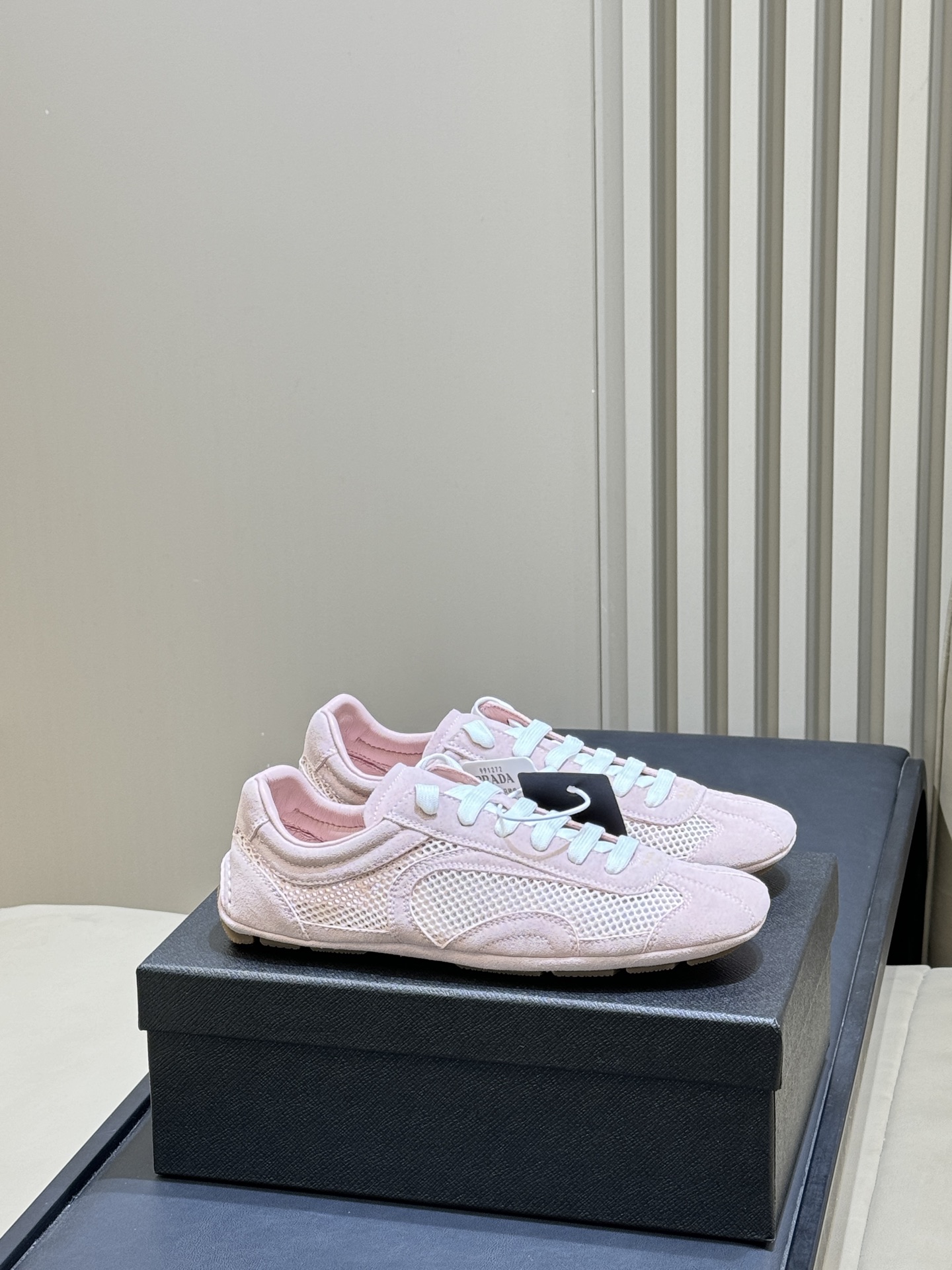 Розовые женские кроссовки Prada