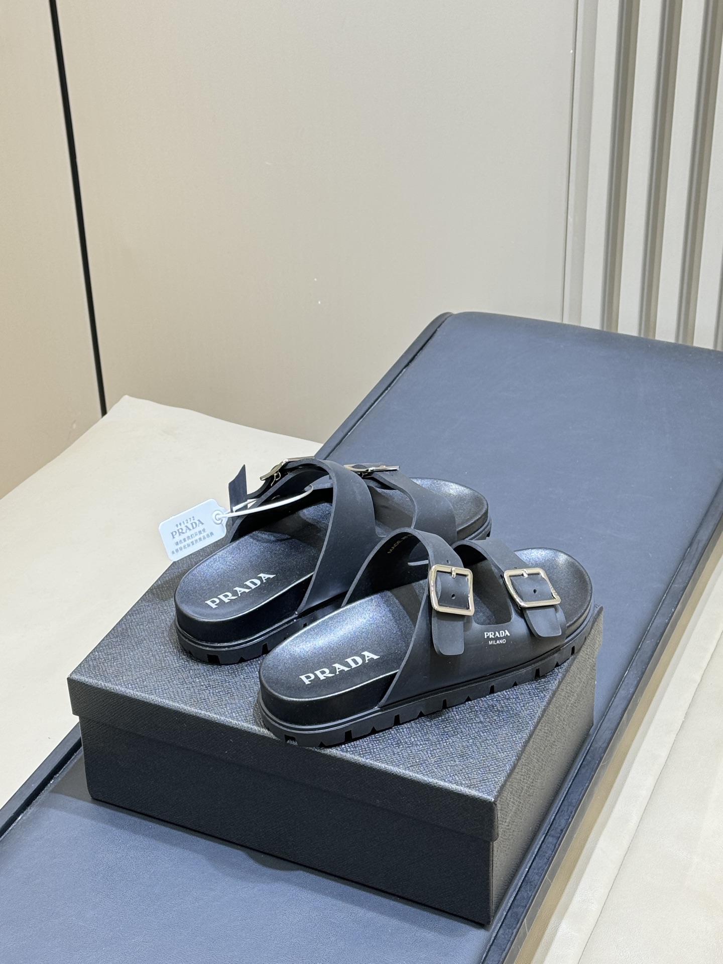 Сандалии Prada с двойным ремешком