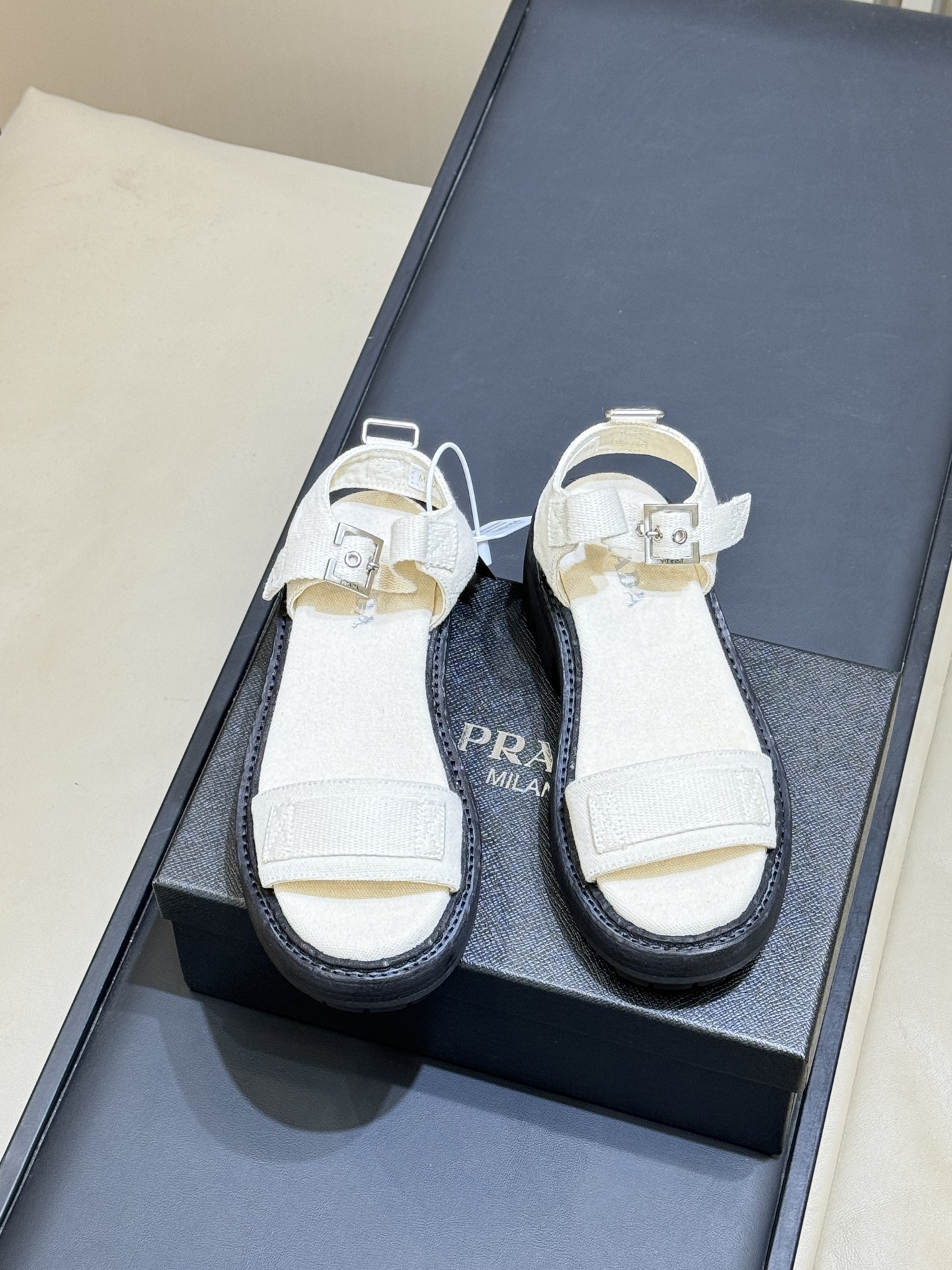 Белые босоножки на толстой подошве Prada