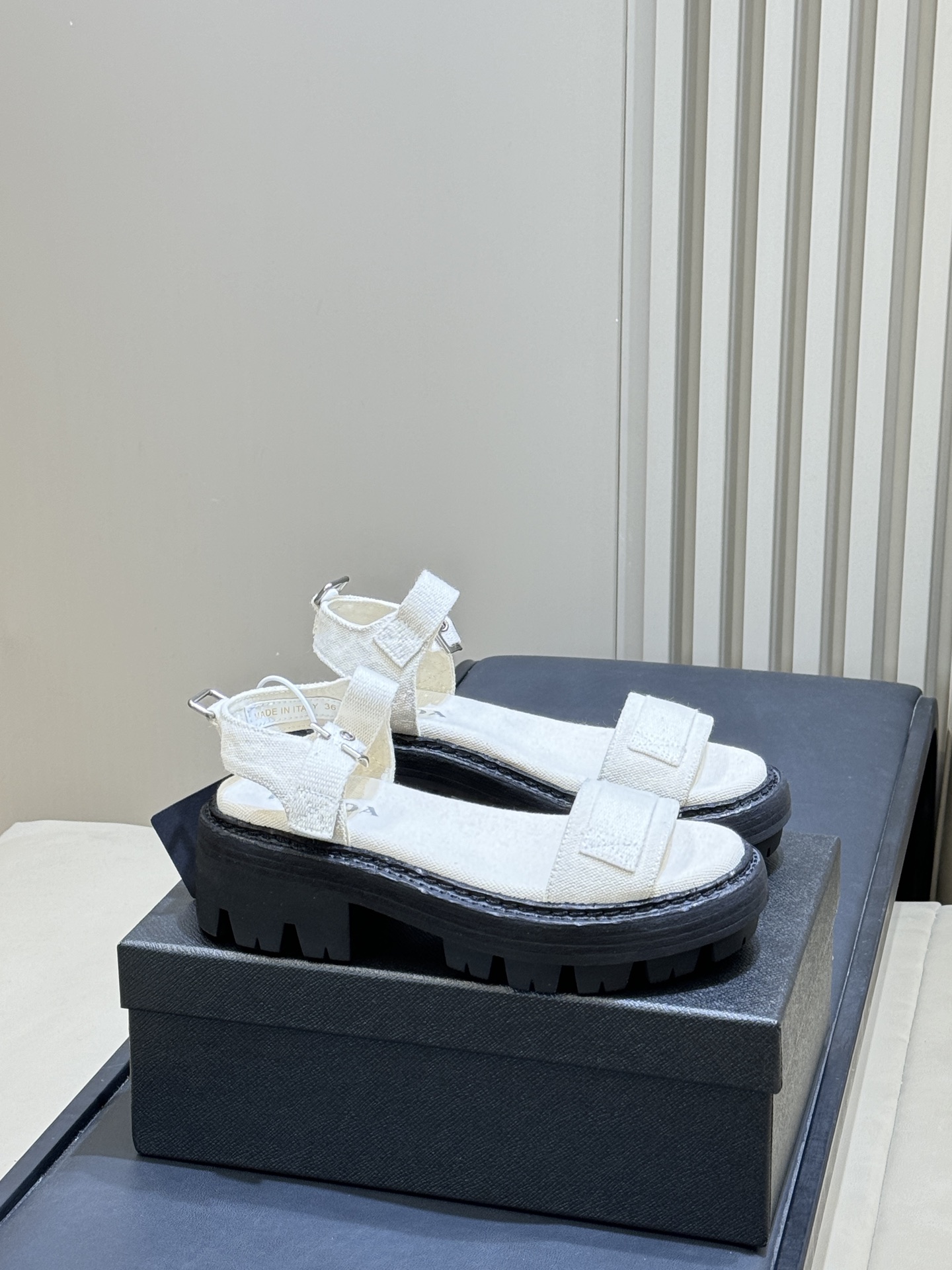 Белые босоножки на толстой подошве Prada