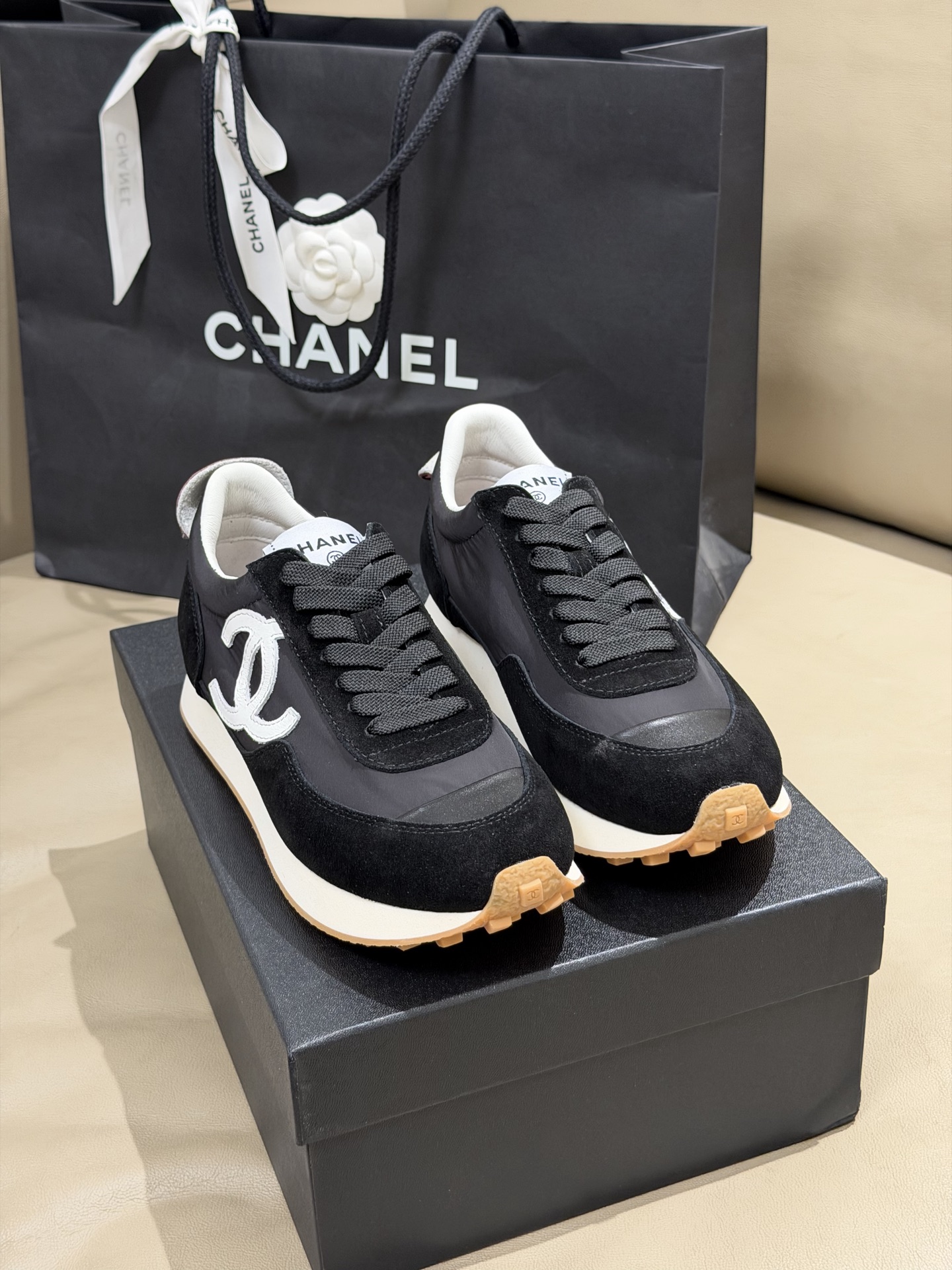 Женские черные кроссовки Chanel