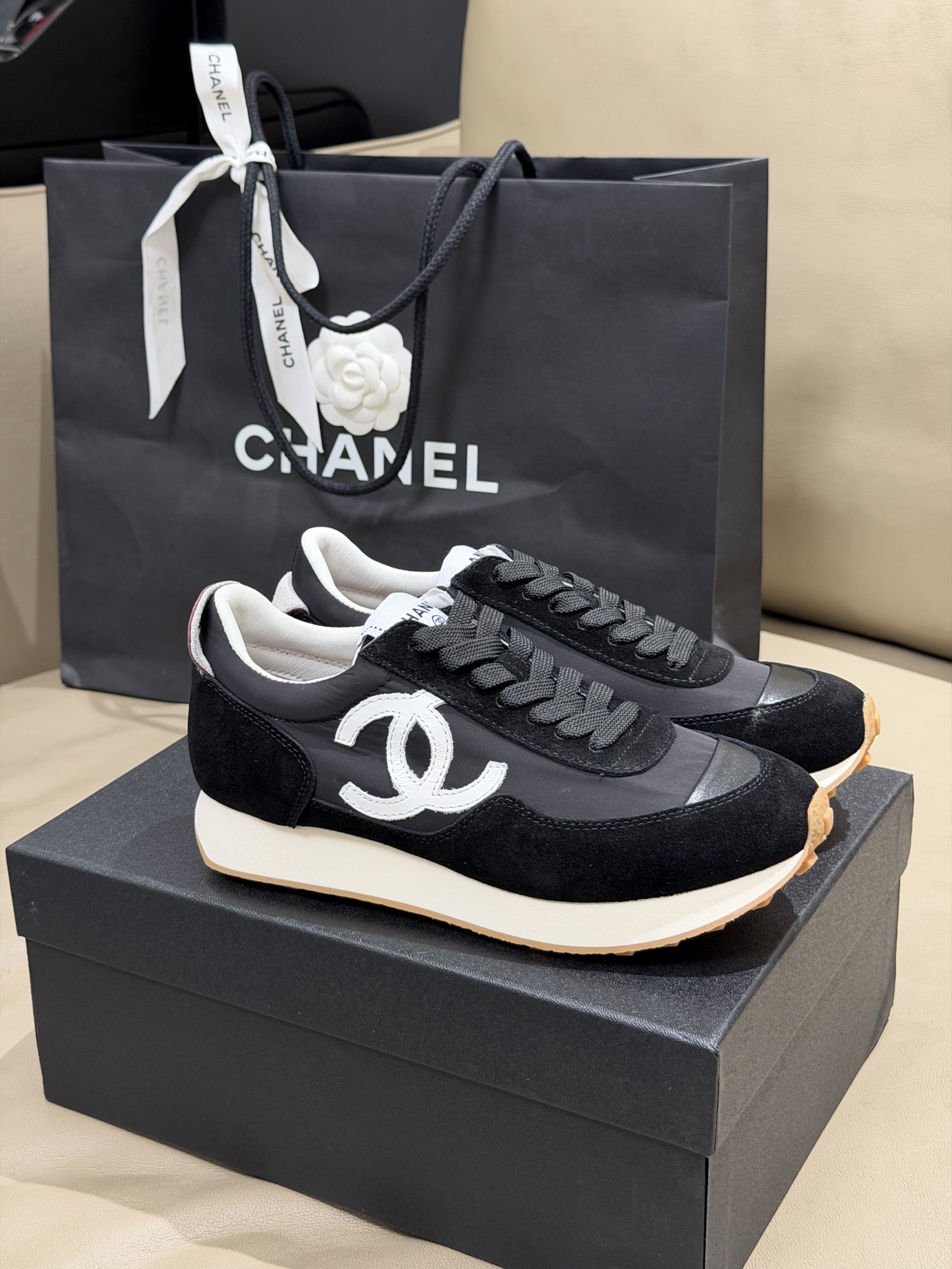Женские черные кроссовки Chanel