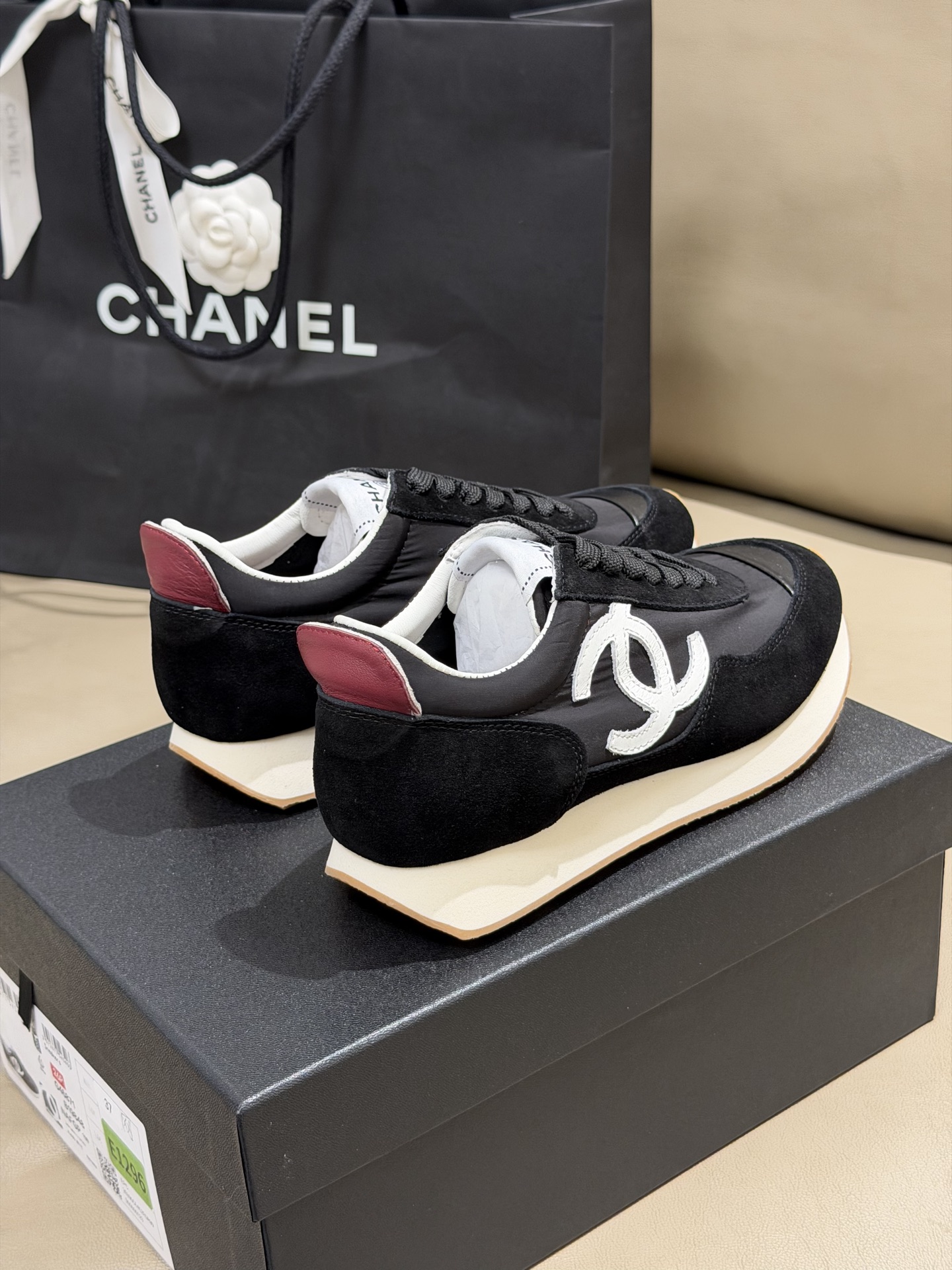 Женские черные кроссовки Chanel