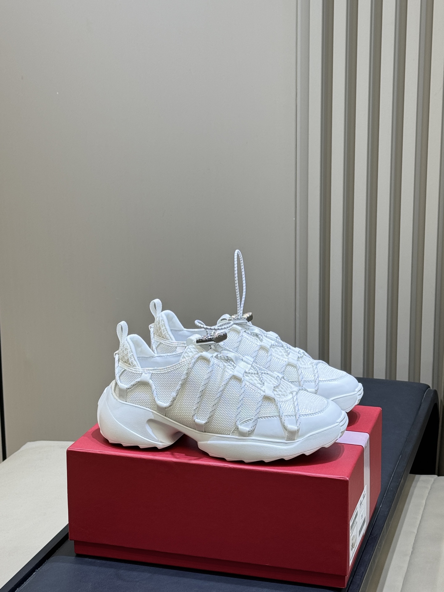 NO:780869,Roger Vivier 26 new sports shoes, new RV running shoes, thick sole design is super stylish!  The shoelaces are embellished with sparkling diamonds, and the details are perfect, giving you a sense of fashion. The rubber soles have strong grip and are comfortable to wear, which is OK for daily outings or light sports. The overall style is trendy, and it is a plus when paired with casual or street style clothing. It is easy to create a personalized look, and is a youthful exercise to reduce age!  Good heightening effect; unlimited lightness and power size 35-41, casual shoes/sports shoes, roger vivier, sneakers19860909roger vivier 26 新品运动鞋 rv跑鞋新品,厚底设计超有型！鞋带点缀闪钻,细节满分,时尚感爆棚.橡胶鞋底抓地力强,穿着舒适,日常出街或轻运动都OK.整体风格偏潮流,搭配休闲或街头风服饰超加分,轻松打造个性造型,青春运动减龄思路！增高效果好；轻盈动力无限 size 35-41,休闲鞋/运动鞋,roger vivier,sneakers,Women's Shoes