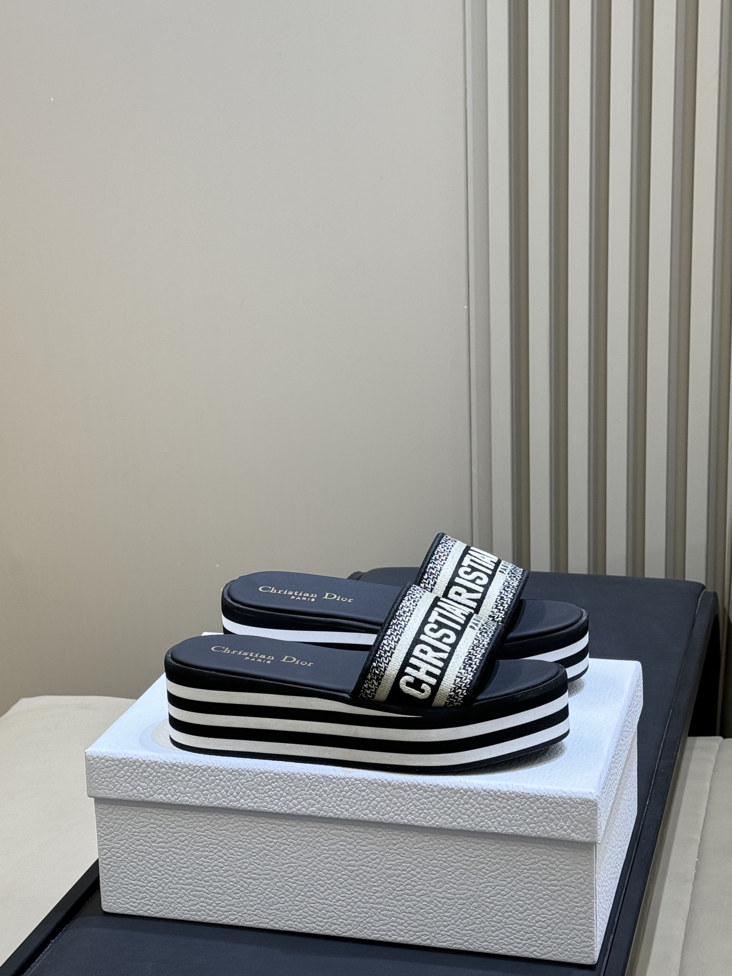 NO:780857,Dio…r26ss new arrival～ Dway summer platform slippers with Christian Dior Paris logo embroidery, highly recognizable, full leather thickened flat bottom design 5cm, soft enough to touch cotton, pair with pants to become casual in an instant, match with skirts and elongate the body proportions, a perfect all-match artifact, presbyopia is an absolute classic!  An unexpected surprise on my feet~very beautiful~super whitening~the whole leg is elongated!  !  The 5cm thick sole increases height in seconds ~ the upper leg looks N times better than the real thing ~ super slimming and whitening ~ one step_ go out casually ~ wear it with whatever you want in summer ~ it looks great size 35-41, slippers, dior, slippers, skirts19860909Dio…r26ss new arrival～ Dway夏季松糕拖鞋 Christian Dior Paris标志刺绣 富有辨识度 全皮质加厚平底设计5cm 脚感软到踩棉花 搭配裤子秒变休闲 搭配裙子又能拉长身材比例 妥妥的百搭神器 老花是绝对的经典！ 上脚意想不到的惊喜～非常好看～超显白～整个腿都被拉长了！！5cm厚底秒增高～上脚比实物好看N倍～超级显瘦显白～一脚蹬_随性出门～夏天随便怎么搭～都好好看美美哒 size 35-41,拖鞋,dior,slippers,skirts,Women's Shoes