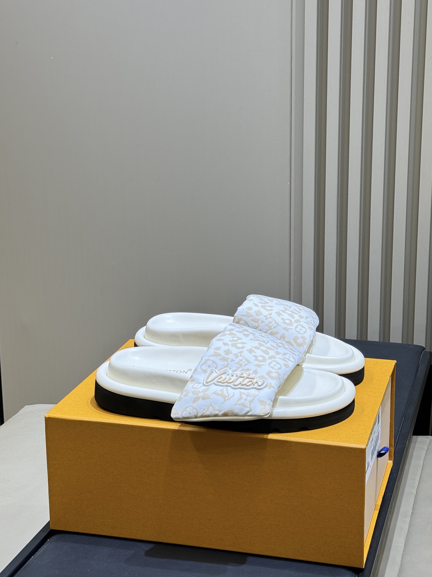 NO:780842,Top quality 42-45 can be customized and add 10 LV. Good-looking shoes LV19860909顶级品质 42-45 可订做加10 LV 好看的鞋 LV X TM Pool Plllow ~ 很适合夏天哦～俏皮可爱的 关键脚感超级轻盈,舒适好看 size 35-45,拖鞋,louis vuitton,slippers,Women's Shoes