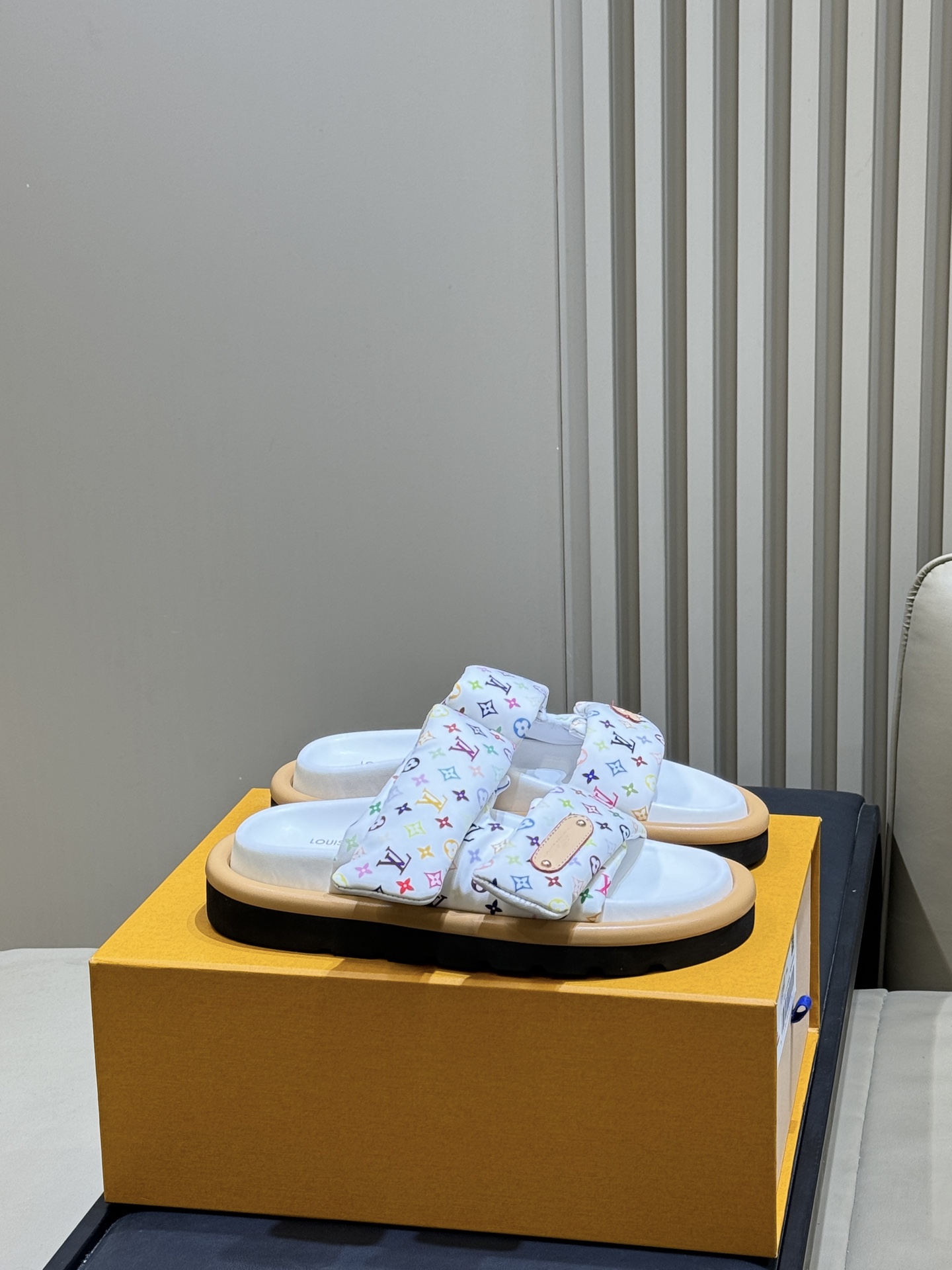 NO:780873,Top quality LV good-looking shoes LV19860909顶级品质 LV 好看的鞋 LV X TM Pool Plllow ~ 很适合夏天哦～俏皮可爱的 关键脚感超级轻盈,舒适好看 情侣size 35-45,拖鞋,louis vuitton,slippers,Women's Shoes