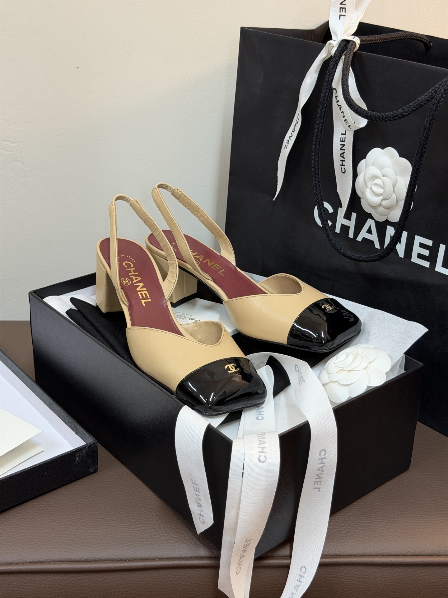 NO:788803,chan…l ss26 new arrival～ Xiaoxiang 26 spring and summer new square toe slingback, small thick heel with wide small square toe, very novel and unique, lambskin material, sheepskin lining, Italian imported cowhide sole size 35-41, sandals, chanel, sandals, cowhide, sheepskin19860909chan…l ss26 new arrival～ 小香26春夏方头slingback新品 小粗跟搭配宽宽的小方头 很是新颖别致 小羊皮材质,羊皮内里,意大利进口牛皮底 size 35-41,凉鞋,chanel,sandals,cowhide,sheepskin,Women's Shoes