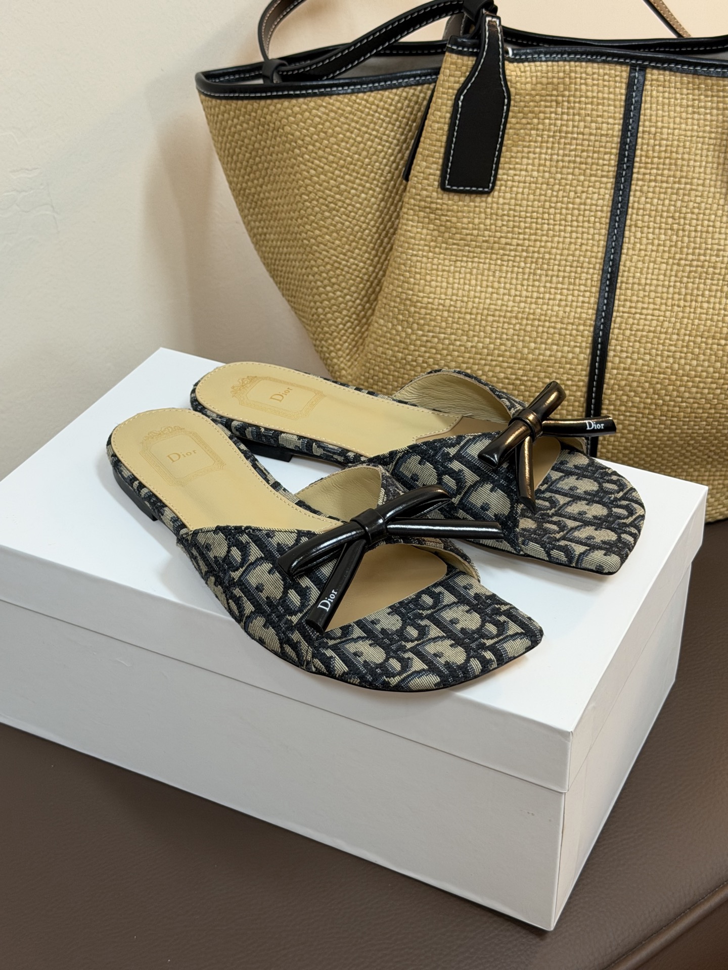 Dio ss26 ne arrival～cd家26春夏平底拖鞋新品鞋底造型很是有新意，立体蝴蝶结🎀，造型