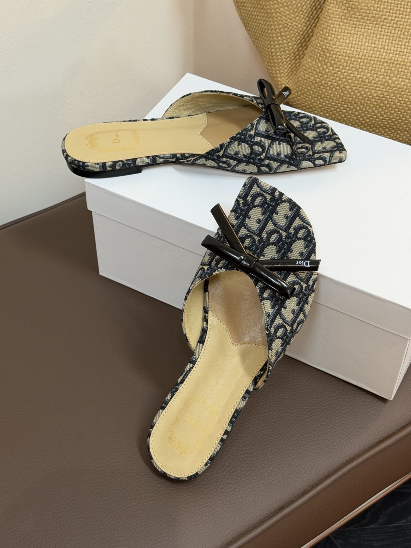 Dio ss26 ne arrival～cd家26春夏平底拖鞋新品鞋底造型很是有新意，立体蝴蝶结🎀，造型