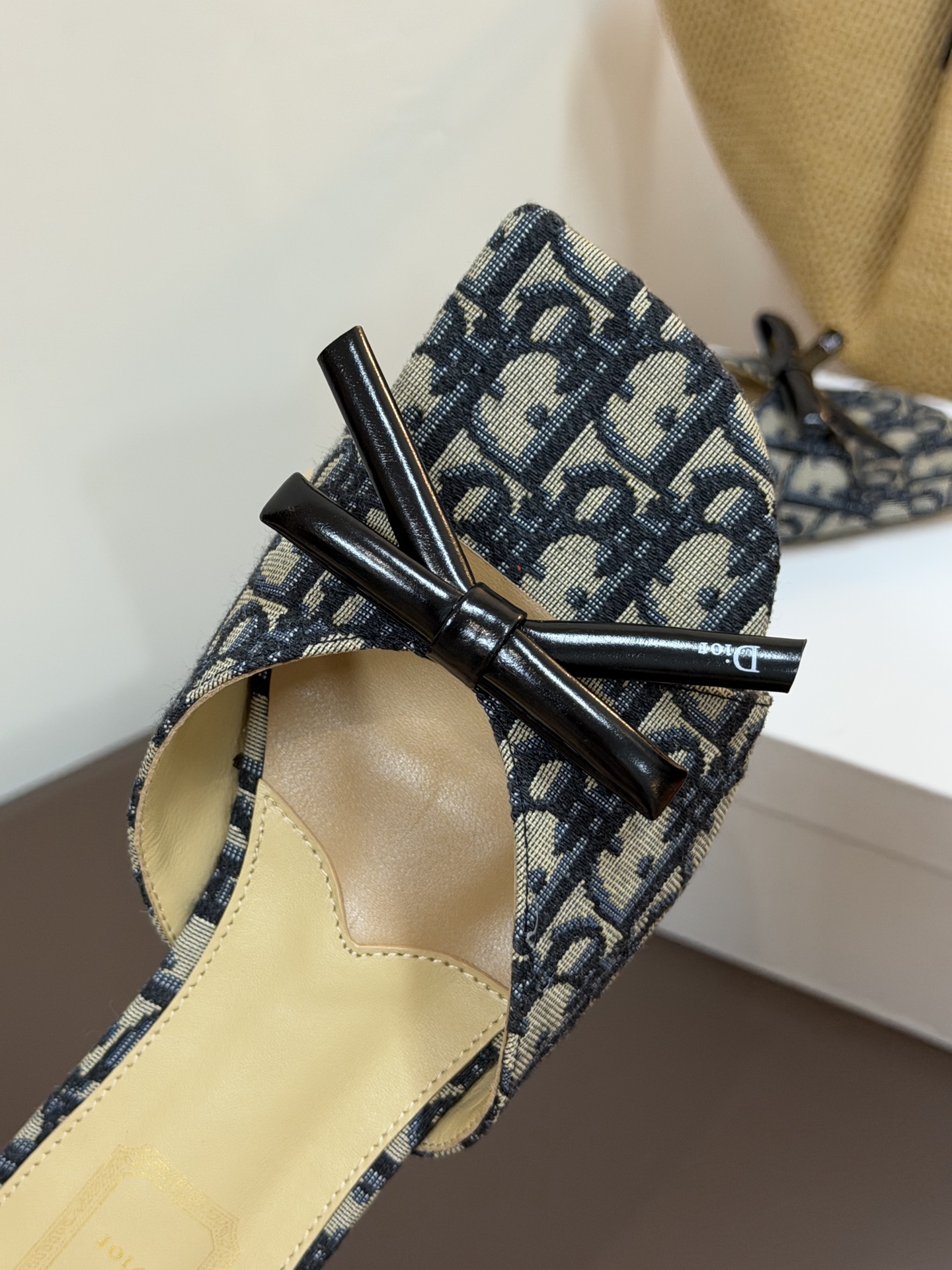 Dio ss26 ne arrival～cd家26春夏平底拖鞋新品鞋底造型很是有新意，立体蝴蝶结🎀，造型