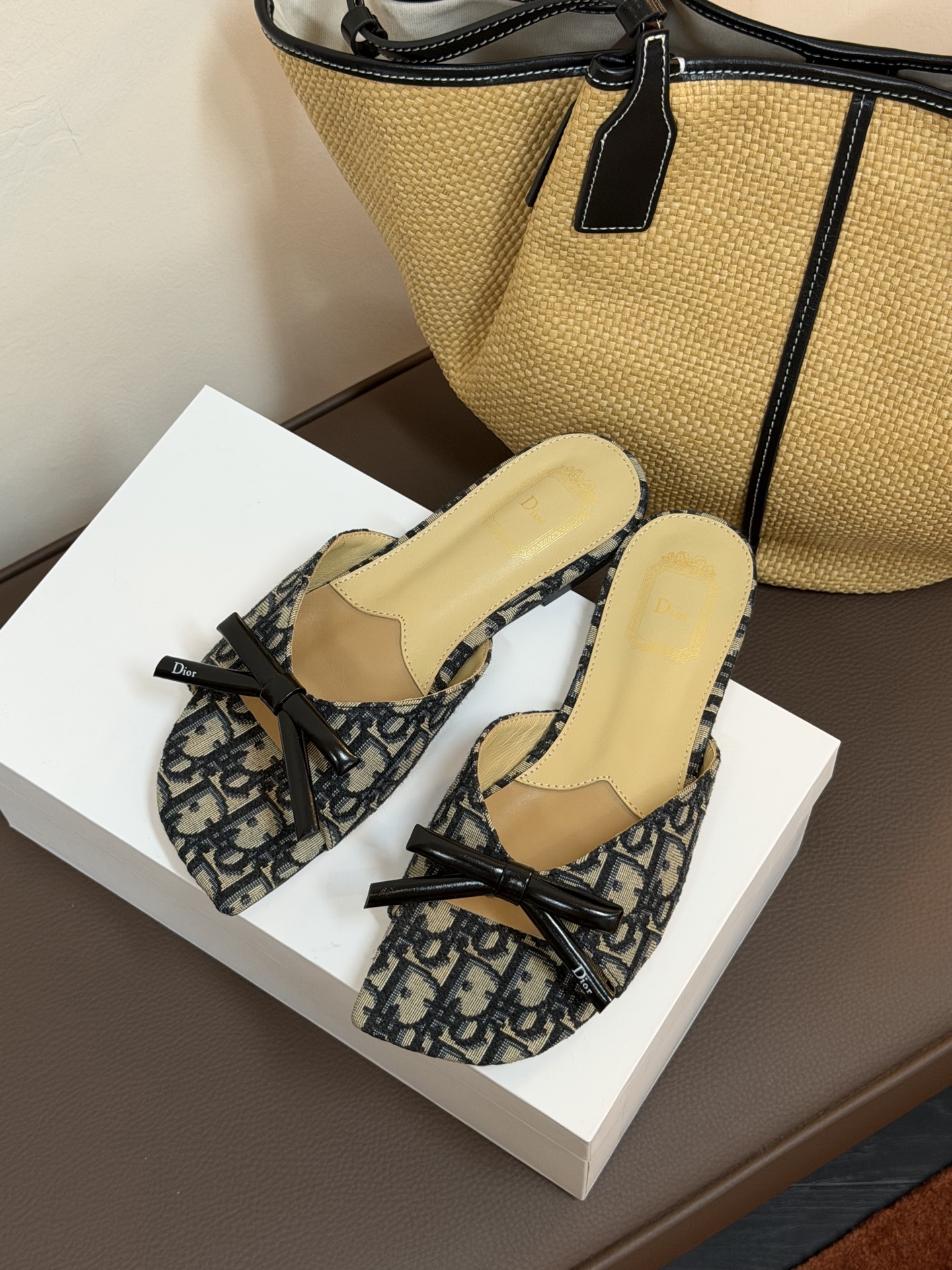 Dio ss26 ne arrival～cd家26春夏平底拖鞋新品鞋底造型很是有新意，立体蝴蝶结🎀，造型