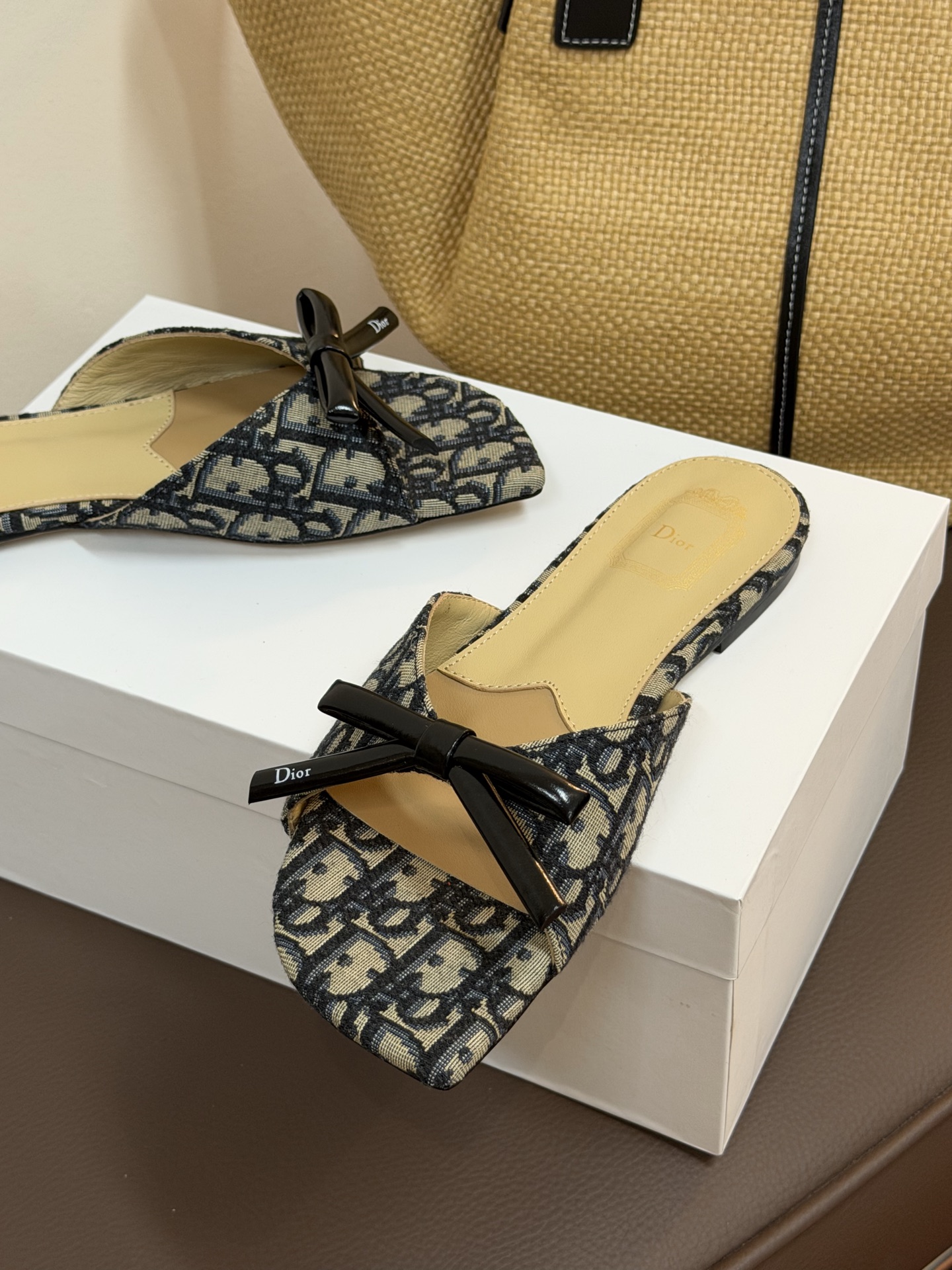 Dio ss26 ne arrival～cd家26春夏平底拖鞋新品鞋底造型很是有新意，立体蝴蝶结🎀，造型