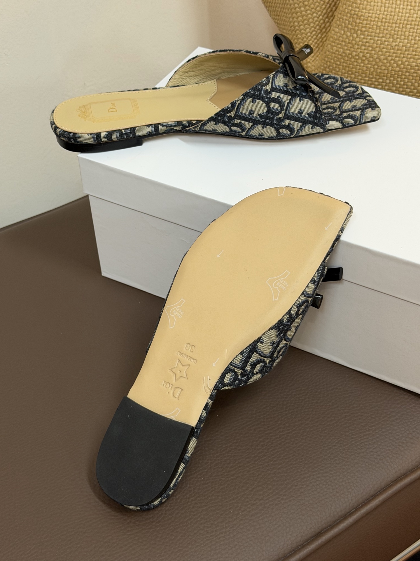 Dio ss26 ne arrival～cd家26春夏平底拖鞋新品鞋底造型很是有新意，立体蝴蝶结🎀，造型