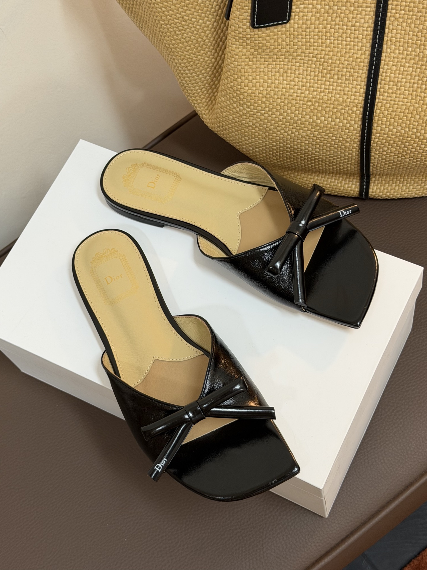 Dio ss26 ne arrival～cd家26春夏平底拖鞋新品鞋底造型很是有新意，立体蝴蝶结🎀，造型