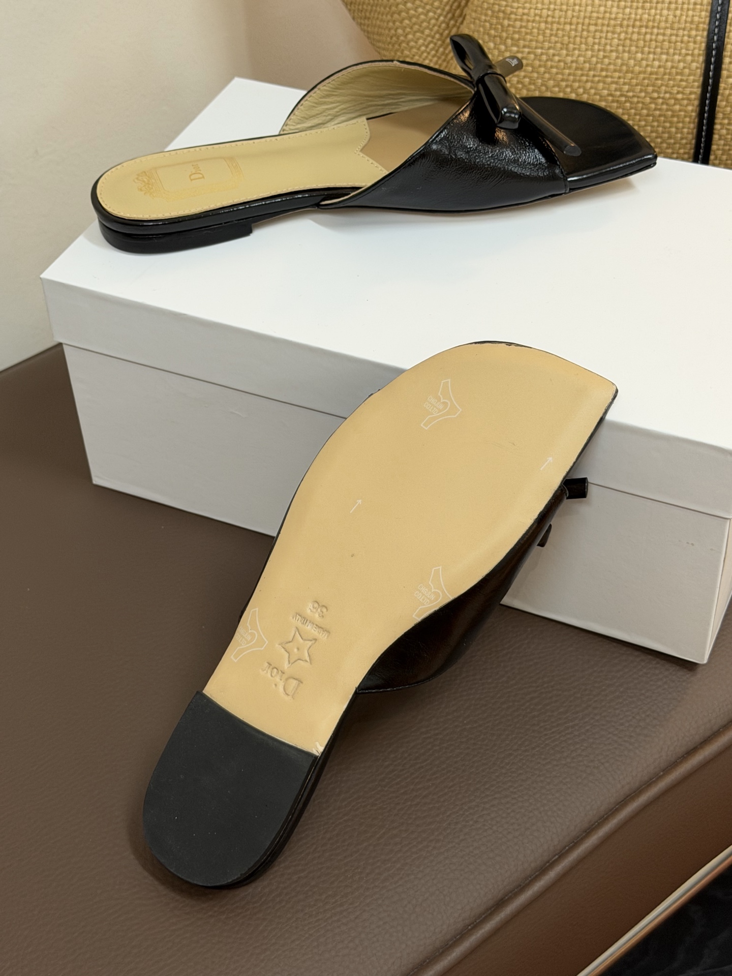 Dio ss26 ne arrival～cd家26春夏平底拖鞋新品鞋底造型很是有新意，立体蝴蝶结🎀，造型