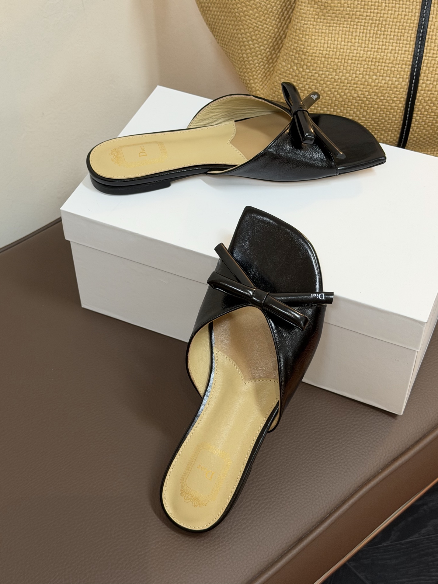 Dio ss26 ne arrival～cd家26春夏平底拖鞋新品鞋底造型很是有新意，立体蝴蝶结🎀，造型