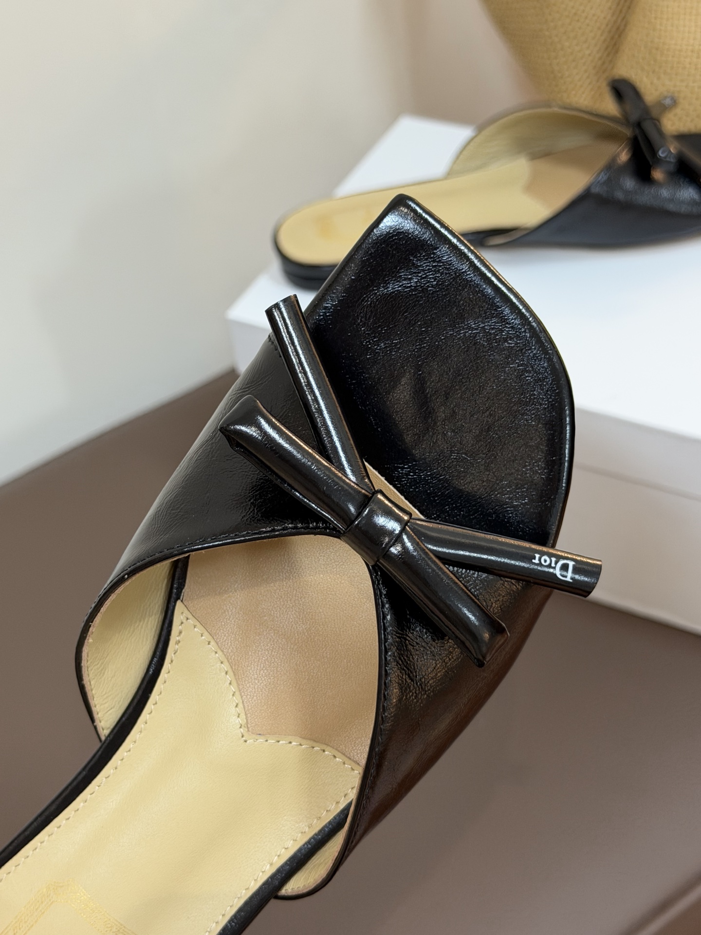 Dio ss26 ne arrival～cd家26春夏平底拖鞋新品鞋底造型很是有新意，立体蝴蝶结🎀，造型