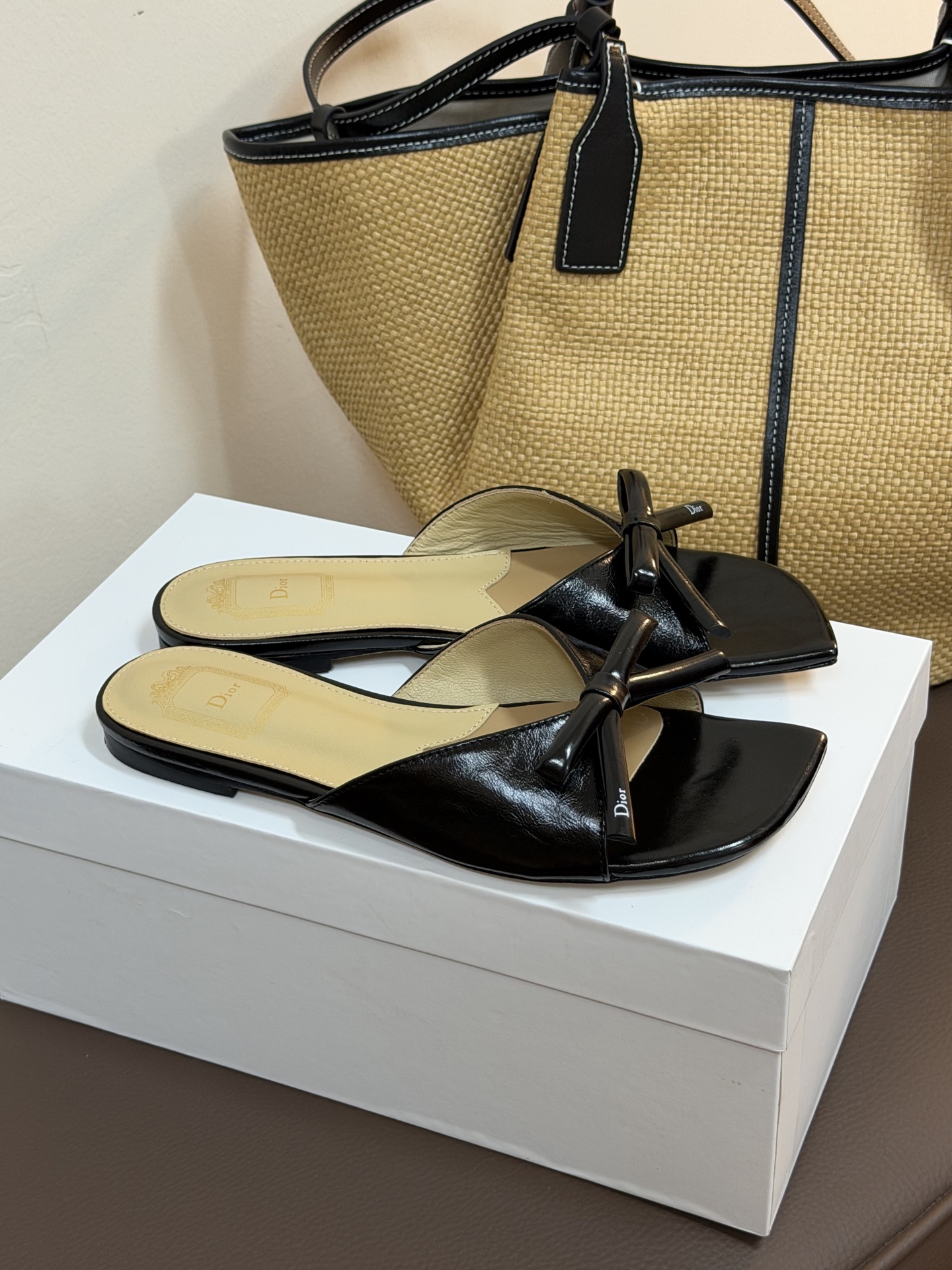 Dio ss26 ne arrival～cd家26春夏平底拖鞋新品鞋底造型很是有新意，立体蝴蝶结🎀，造型