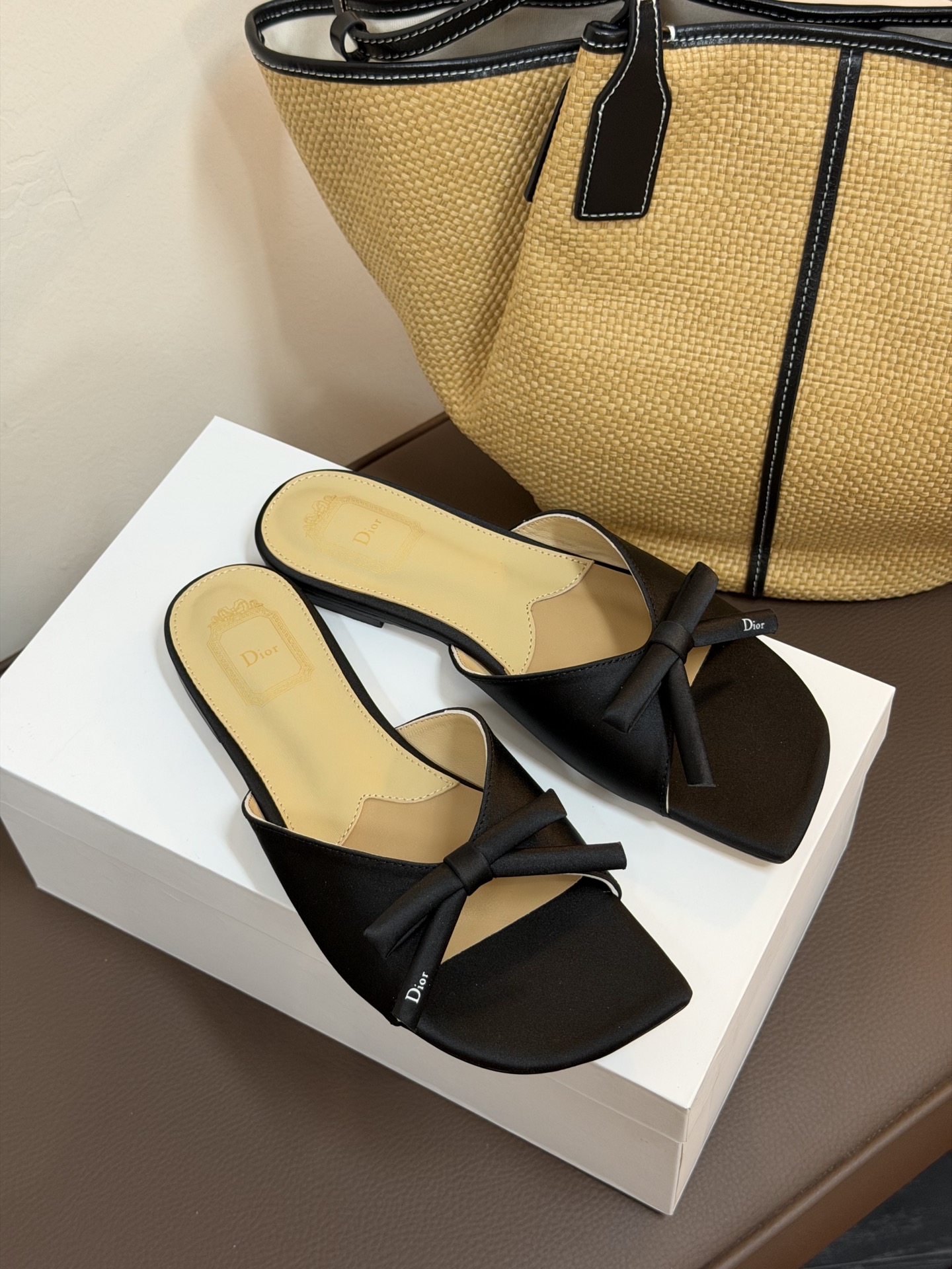 Dio ss26 ne arrival～cd家26春夏平底拖鞋新品鞋底造型很是有新意，立体蝴蝶结🎀，造型