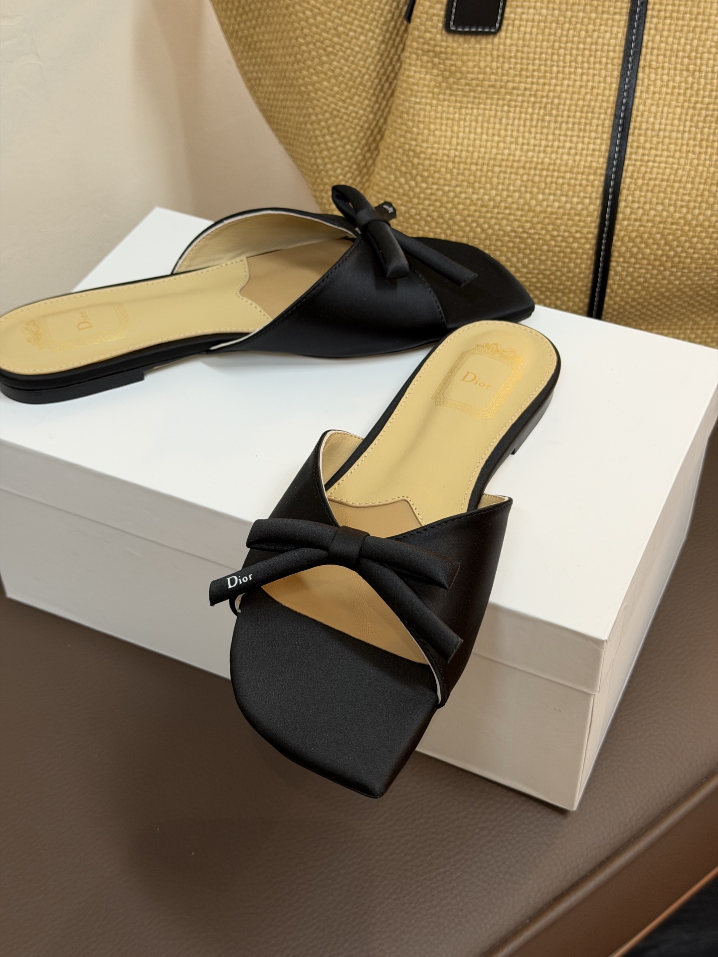 Dio ss26 ne arrival～cd家26春夏平底拖鞋新品鞋底造型很是有新意，立体蝴蝶结🎀，造型