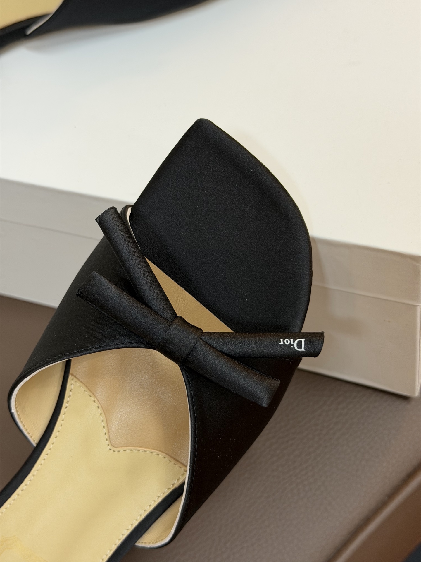 Dio ss26 ne arrival～cd家26春夏平底拖鞋新品鞋底造型很是有新意，立体蝴蝶结🎀，造型