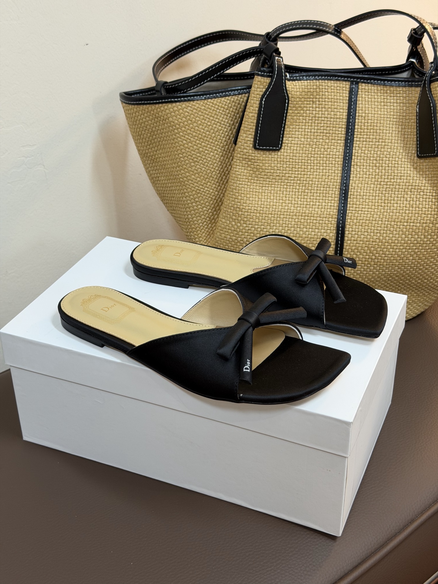 Dio ss26 ne arrival～cd家26春夏平底拖鞋新品鞋底造型很是有新意，立体蝴蝶结🎀，造型