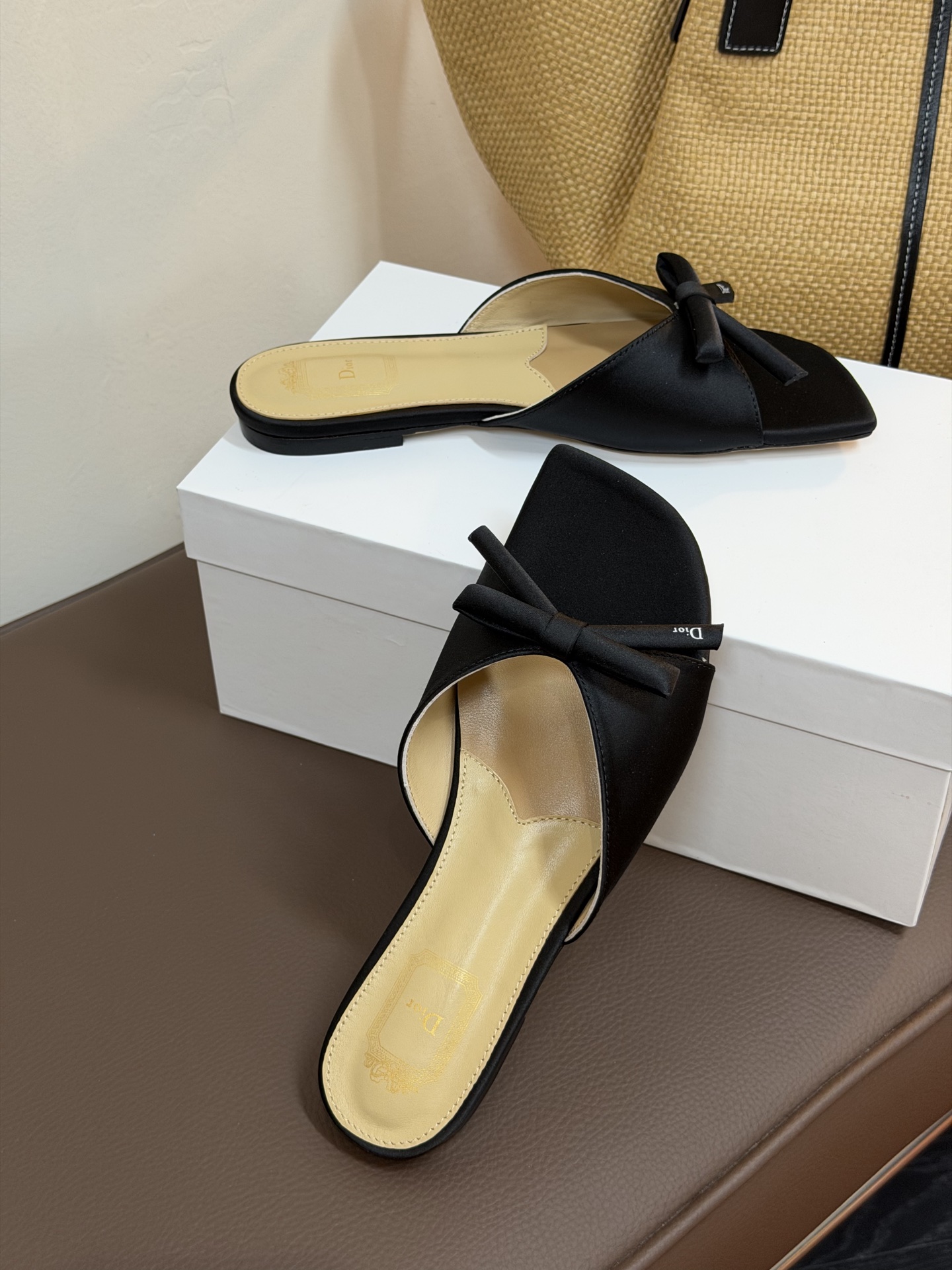 Dio ss26 ne arrival～cd家26春夏平底拖鞋新品鞋底造型很是有新意，立体蝴蝶结🎀，造型