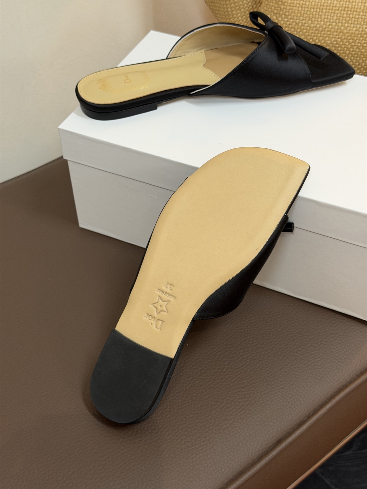 Dio ss26 ne arrival～cd家26春夏平底拖鞋新品鞋底造型很是有新意，立体蝴蝶结🎀，造型