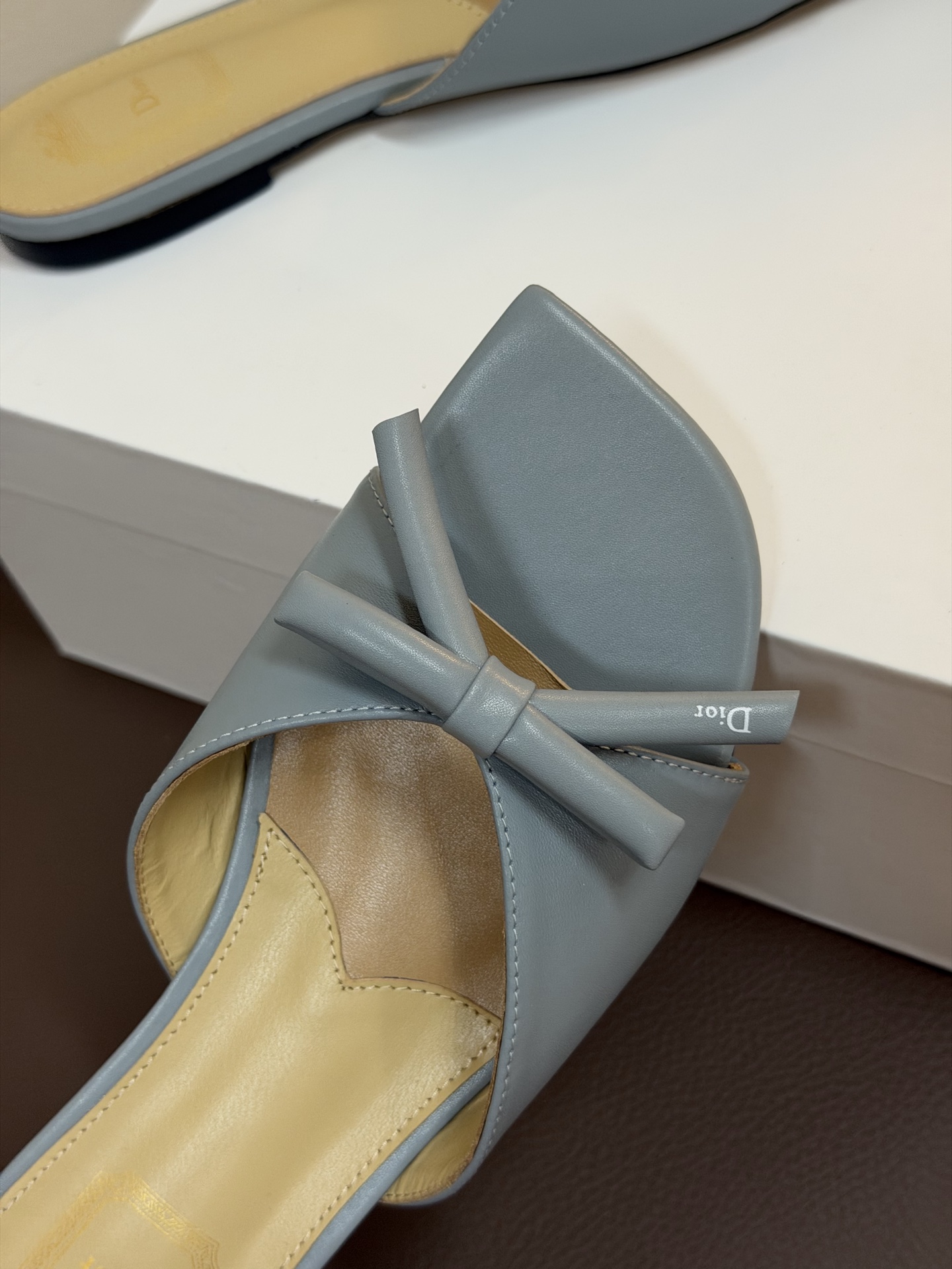 Dio ss26 ne arrival～cd家26春夏平底拖鞋新品鞋底造型很是有新意，立体蝴蝶结🎀，造型