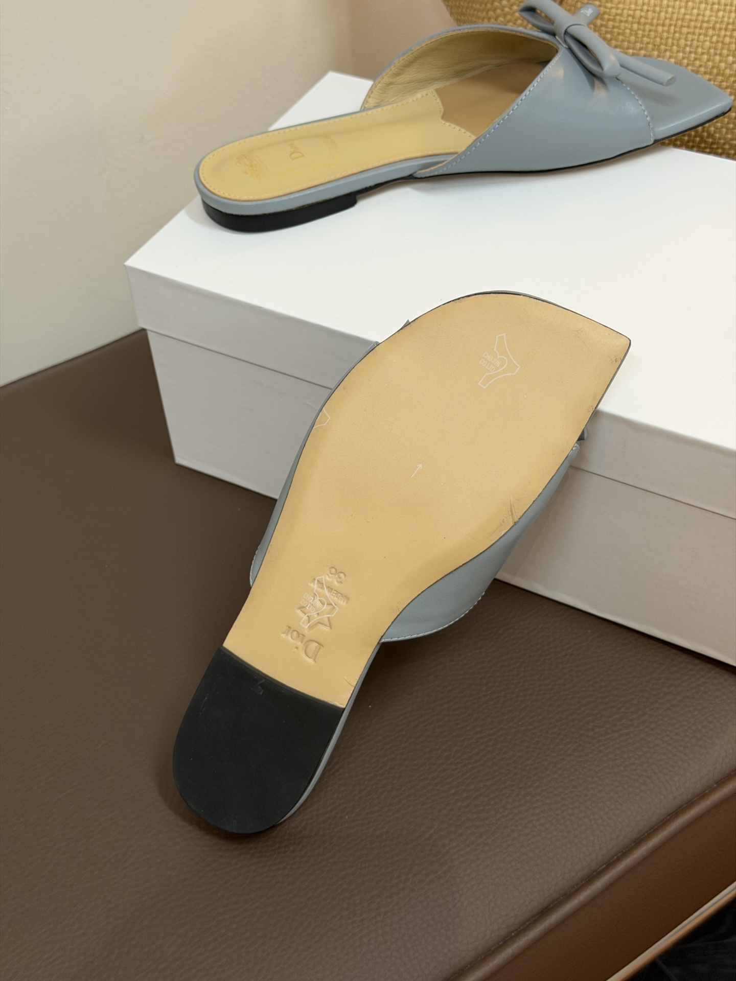 Dio ss26 ne arrival～cd家26春夏平底拖鞋新品鞋底造型很是有新意，立体蝴蝶结🎀，造型