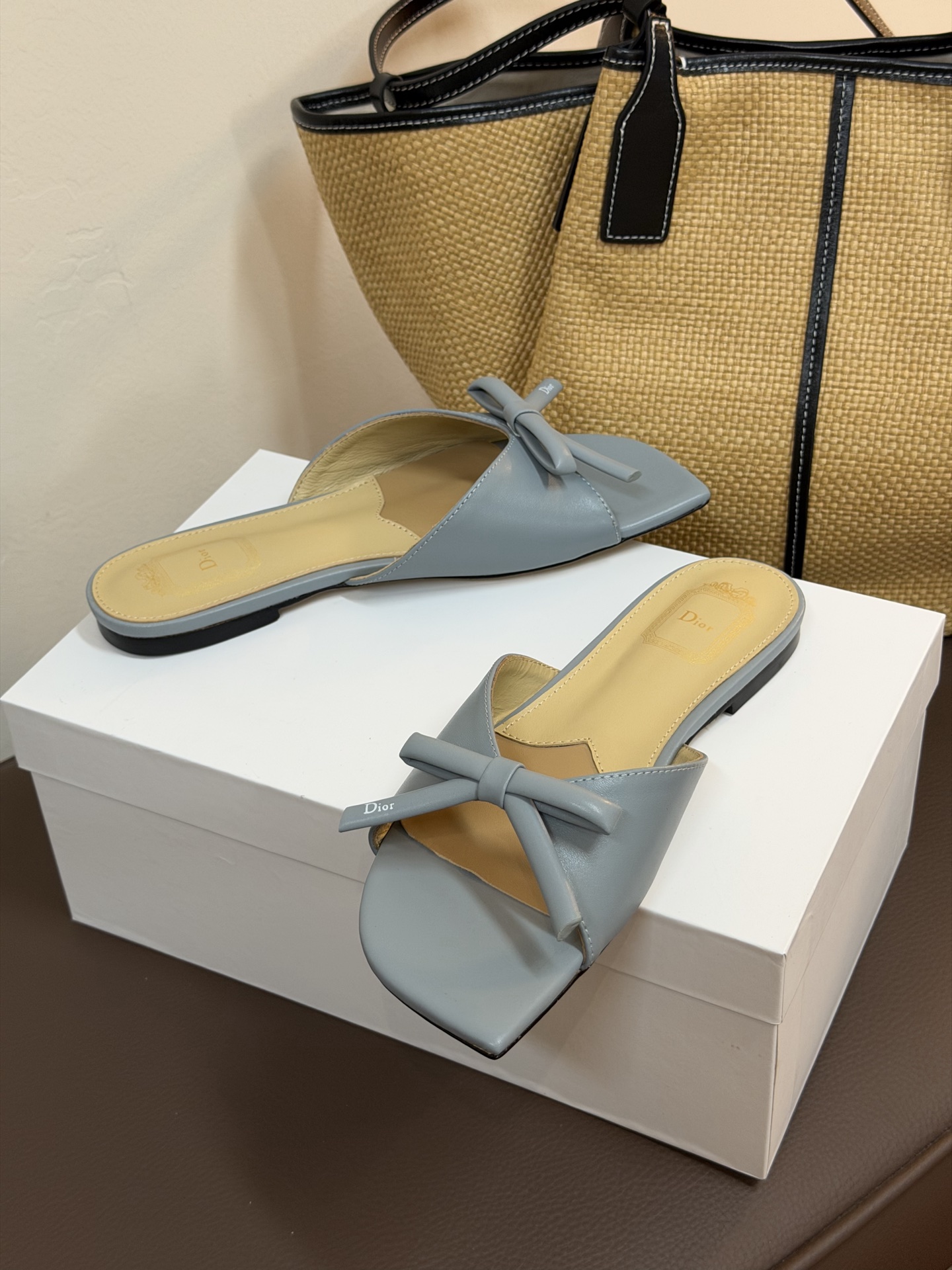 Dio ss26 ne arrival～cd家26春夏平底拖鞋新品鞋底造型很是有新意，立体蝴蝶结🎀，造型