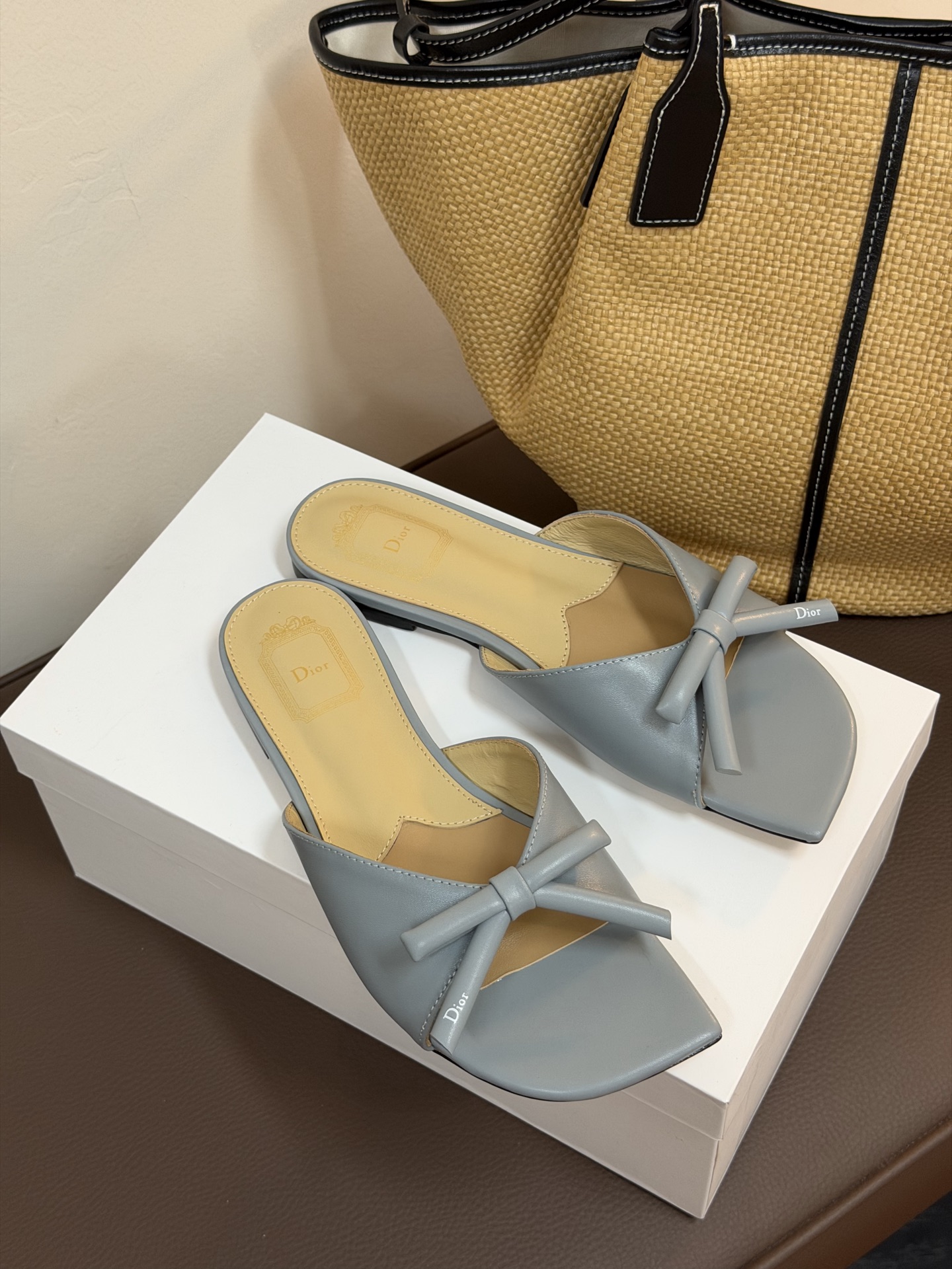 Dio ss26 ne arrival～cd家26春夏平底拖鞋新品鞋底造型很是有新意，立体蝴蝶结🎀，造型