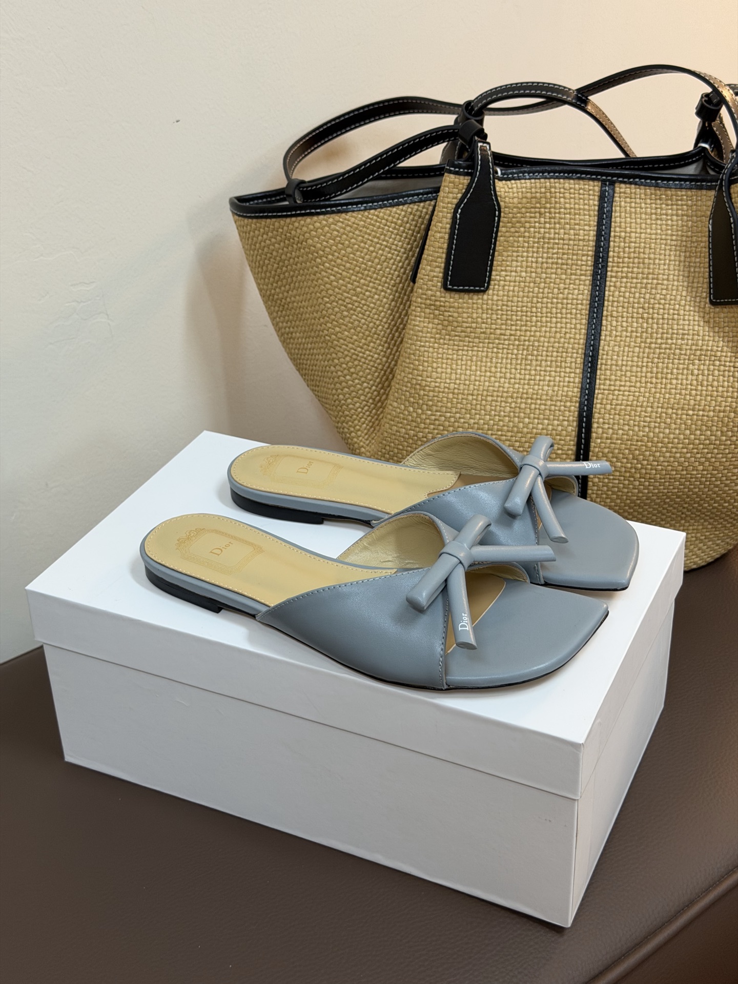 Dio ss26 ne arrival～cd家26春夏平底拖鞋新品鞋底造型很是有新意，立体蝴蝶结🎀，造型