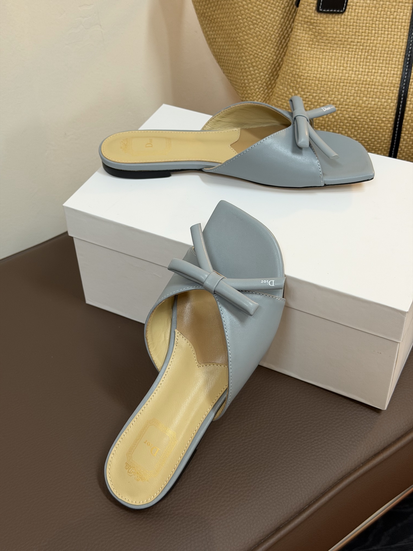 Dio ss26 ne arrival～cd家26春夏平底拖鞋新品鞋底造型很是有新意，立体蝴蝶结🎀，造型