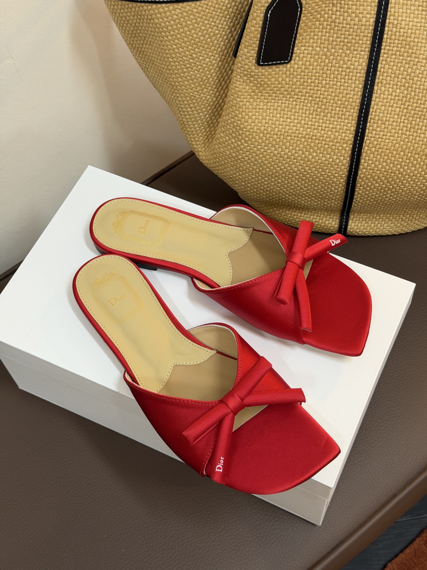 Dio ss26 ne arrival～cd家26春夏平底拖鞋新品鞋底造型很是有新意，立体蝴蝶结🎀，造型