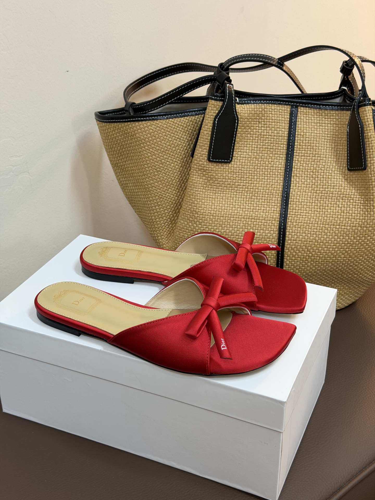 Dio ss26 ne arrival～cd家26春夏平底拖鞋新品鞋底造型很是有新意，立体蝴蝶结🎀，造型