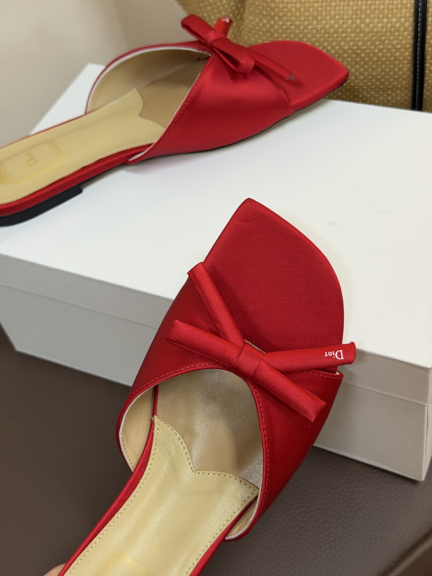 Dio ss26 ne arrival～cd家26春夏平底拖鞋新品鞋底造型很是有新意，立体蝴蝶结🎀，造型