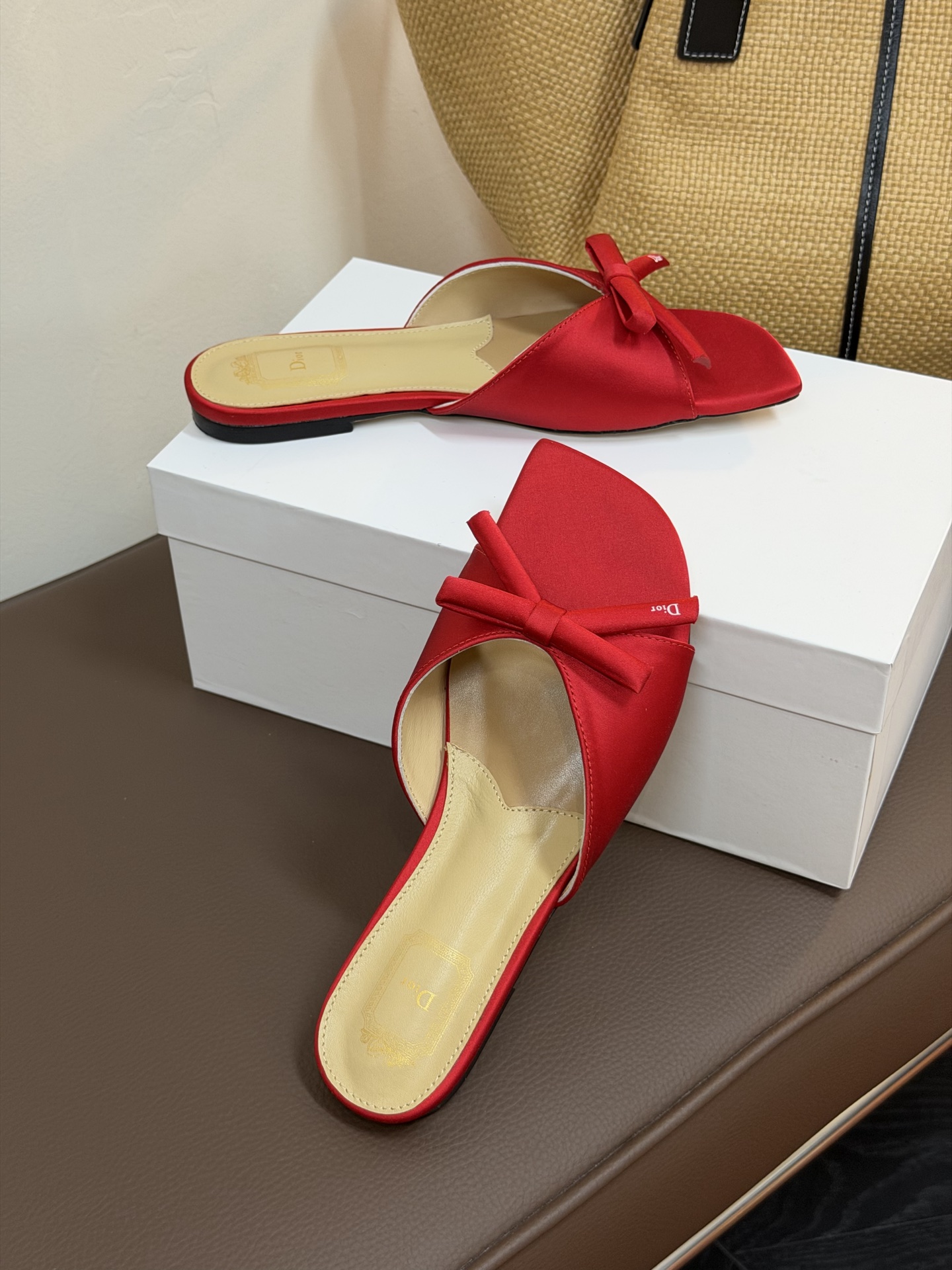 Dio ss26 ne arrival～cd家26春夏平底拖鞋新品鞋底造型很是有新意，立体蝴蝶结🎀，造型