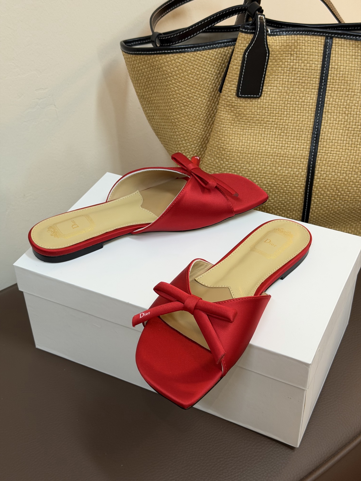 Dio ss26 ne arrival～cd家26春夏平底拖鞋新品鞋底造型很是有新意，立体蝴蝶结🎀，造型